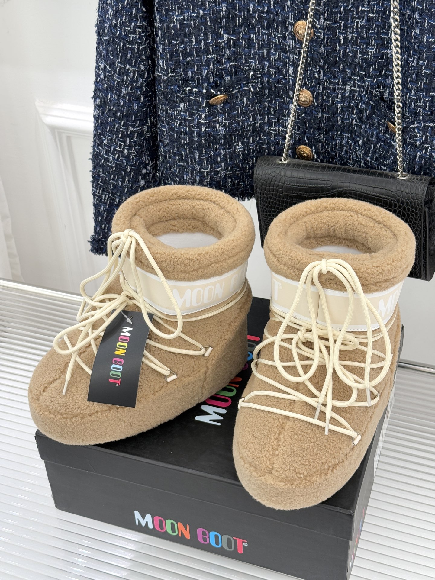 Moon Boot经典爆款滑雪月亮靴雪地靴系列当凛冽寒风裹着碎雪漫过雪原当滑雪道的弧线在纯白天地间延展月