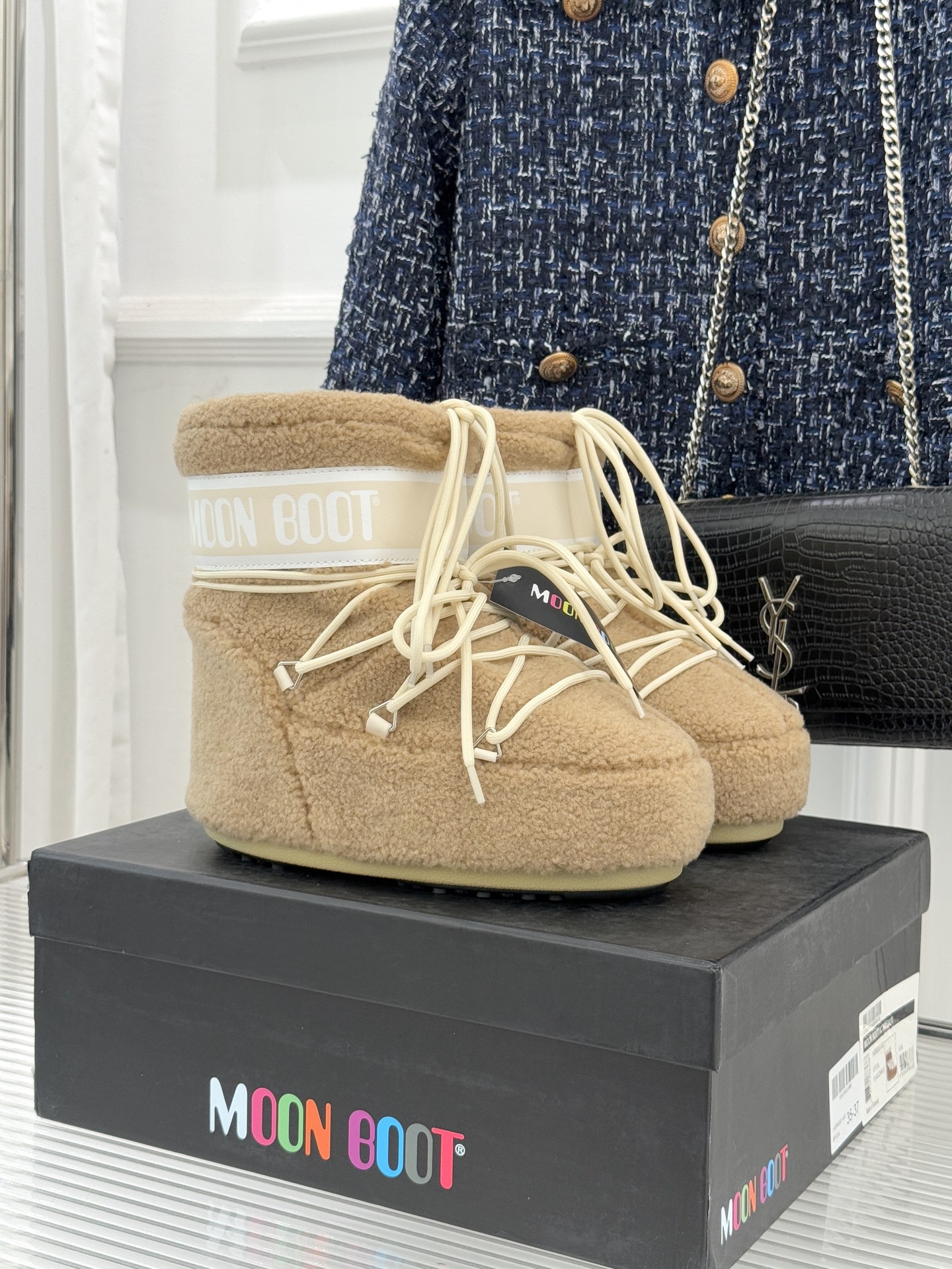 Moon Boot经典爆款滑雪月亮靴雪地靴系列当凛冽寒风裹着碎雪漫过雪原当滑雪道的弧线在纯白天地间延展月