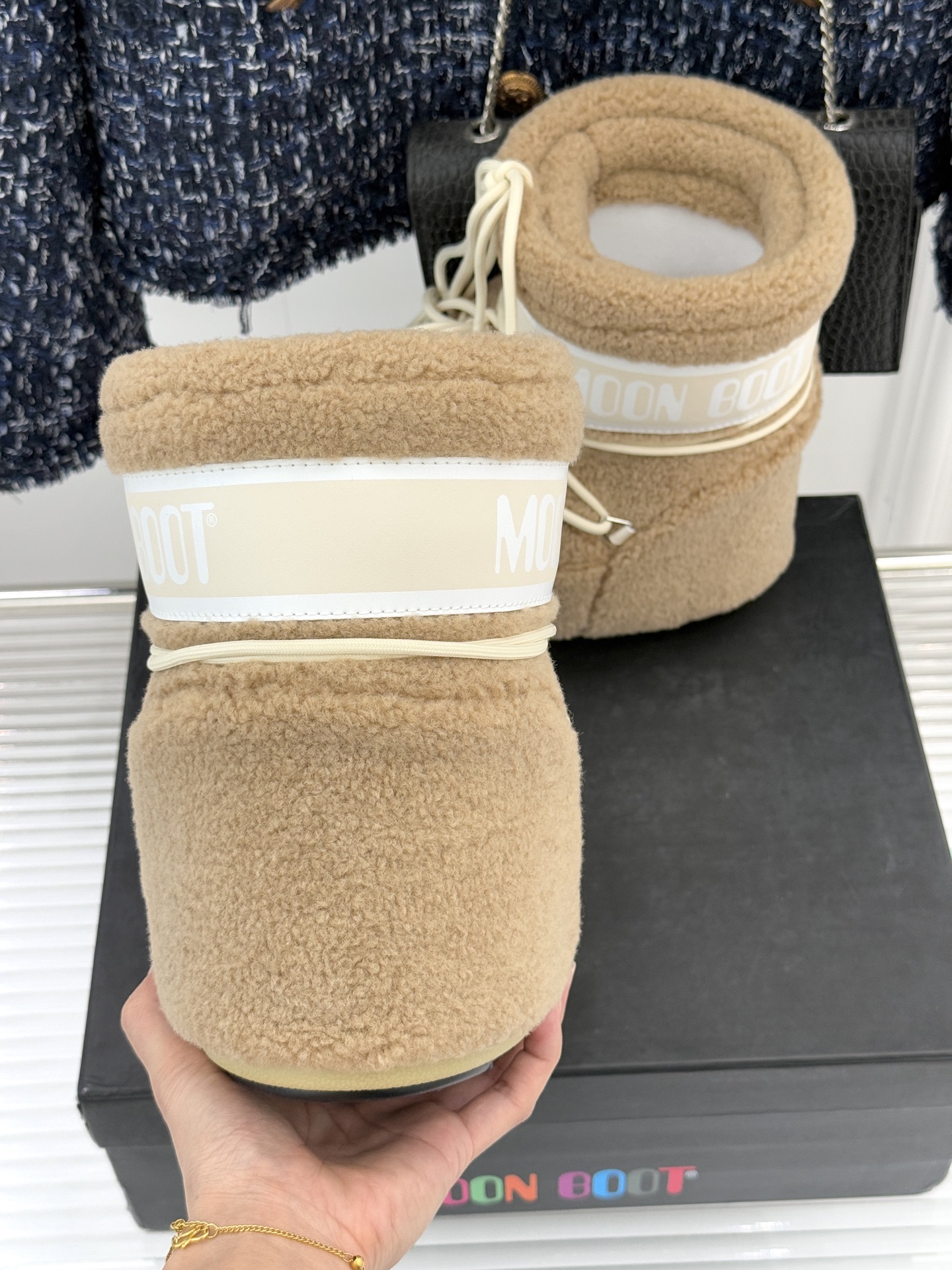 Moon Boot经典爆款滑雪月亮靴雪地靴系列当凛冽寒风裹着碎雪漫过雪原当滑雪道的弧线在纯白天地间延展月