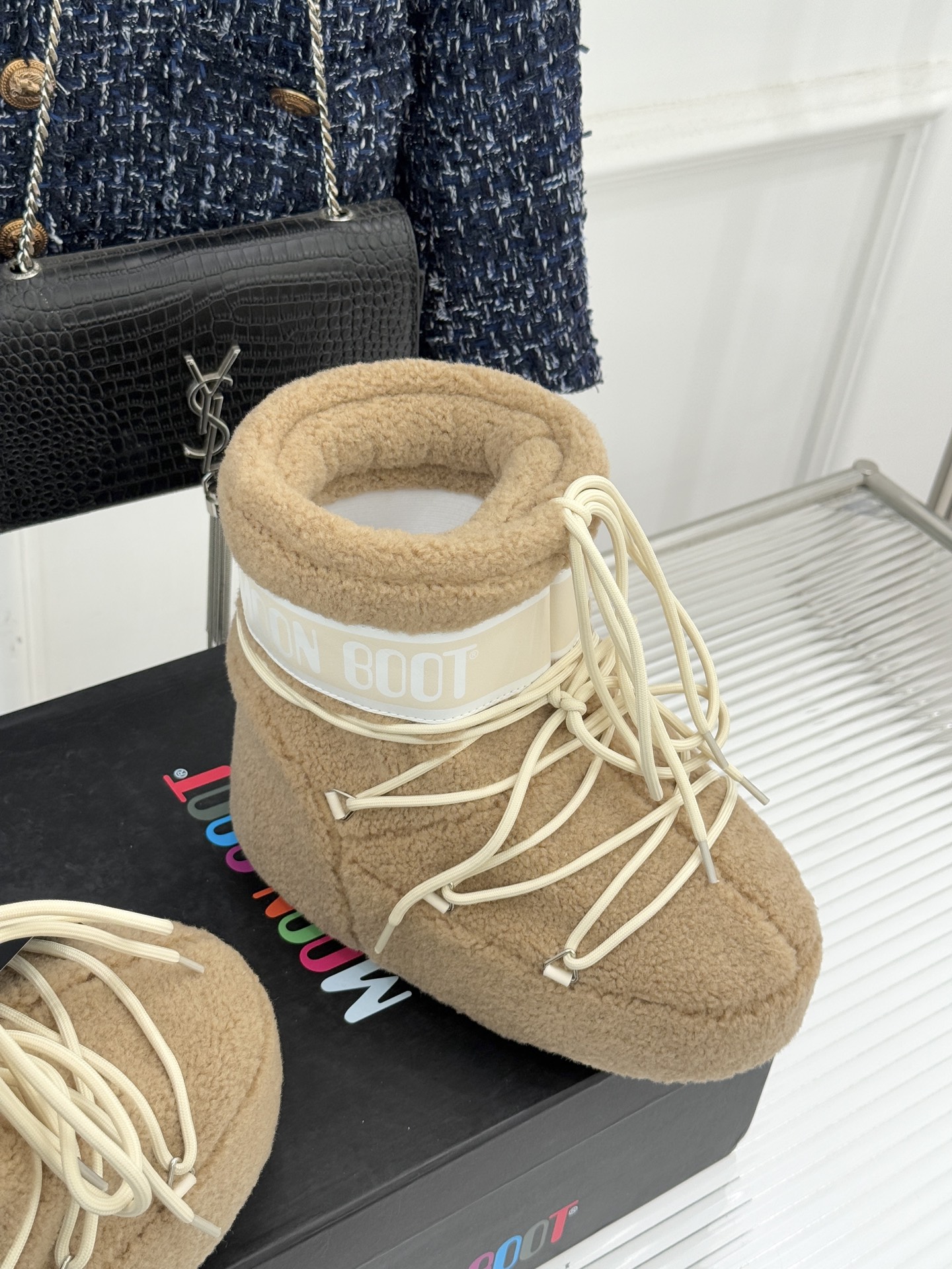 Moon Boot经典爆款滑雪月亮靴雪地靴系列当凛冽寒风裹着碎雪漫过雪原当滑雪道的弧线在纯白天地间延展月