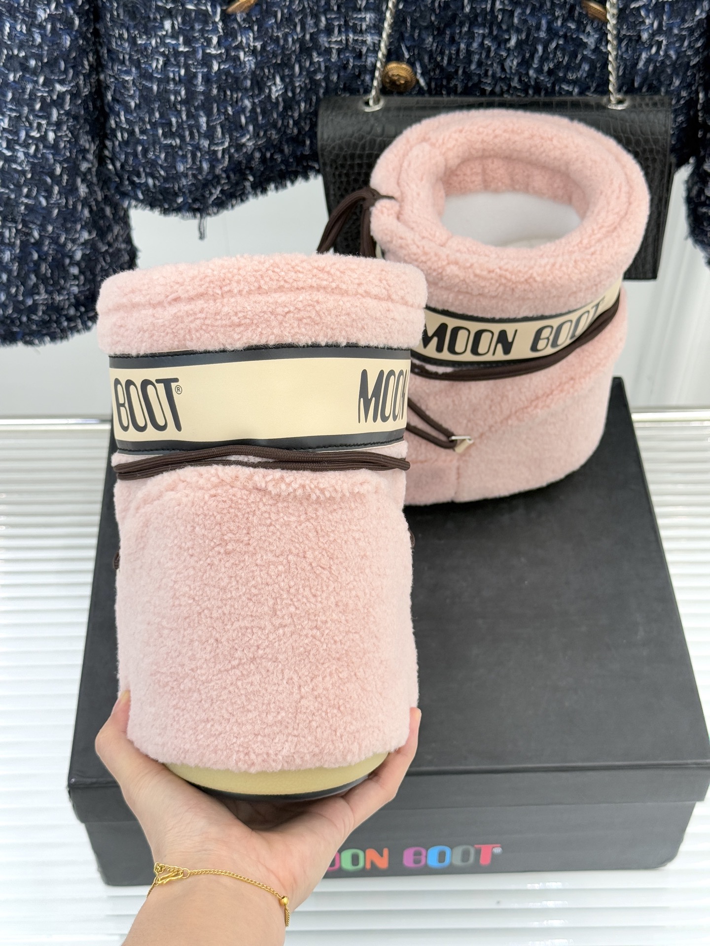 Moon Boot经典爆款滑雪月亮靴雪地靴系列当凛冽寒风裹着碎雪漫过雪原当滑雪道的弧线在纯白天地间延展月