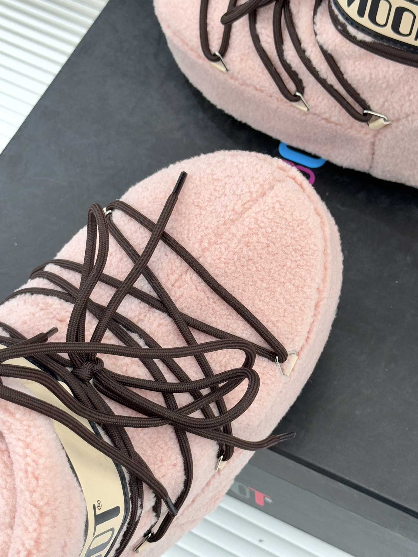 Moon Boot经典爆款滑雪月亮靴雪地靴系列当凛冽寒风裹着碎雪漫过雪原当滑雪道的弧线在纯白天地间延展月