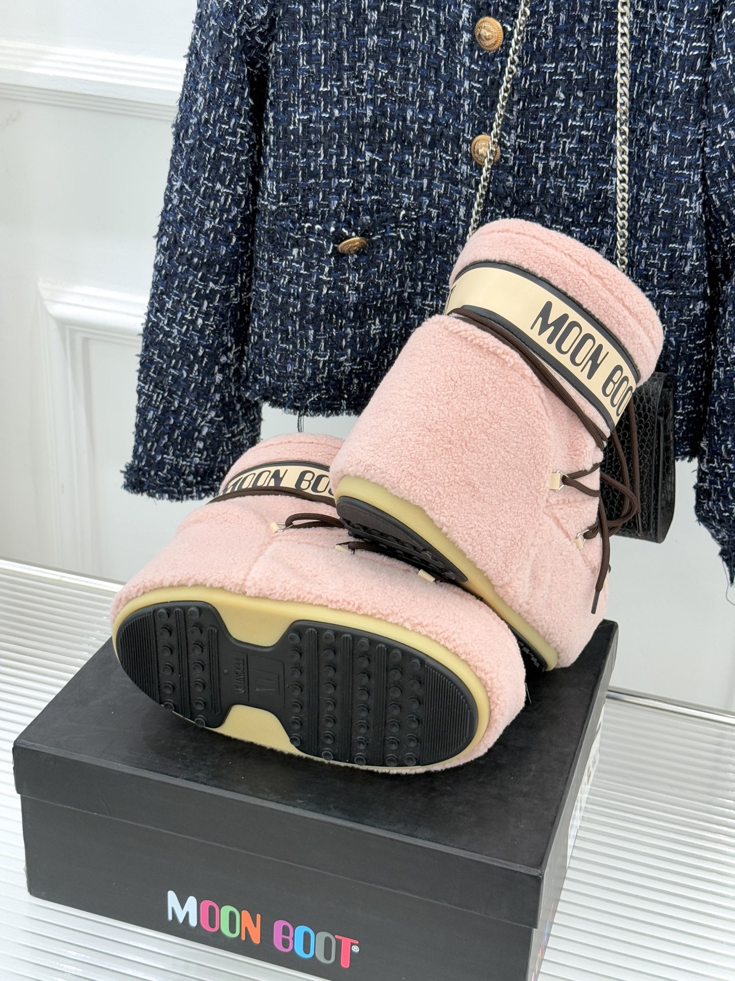 Moon Boot经典爆款滑雪月亮靴雪地靴系列当凛冽寒风裹着碎雪漫过雪原当滑雪道的弧线在纯白天地间延展月