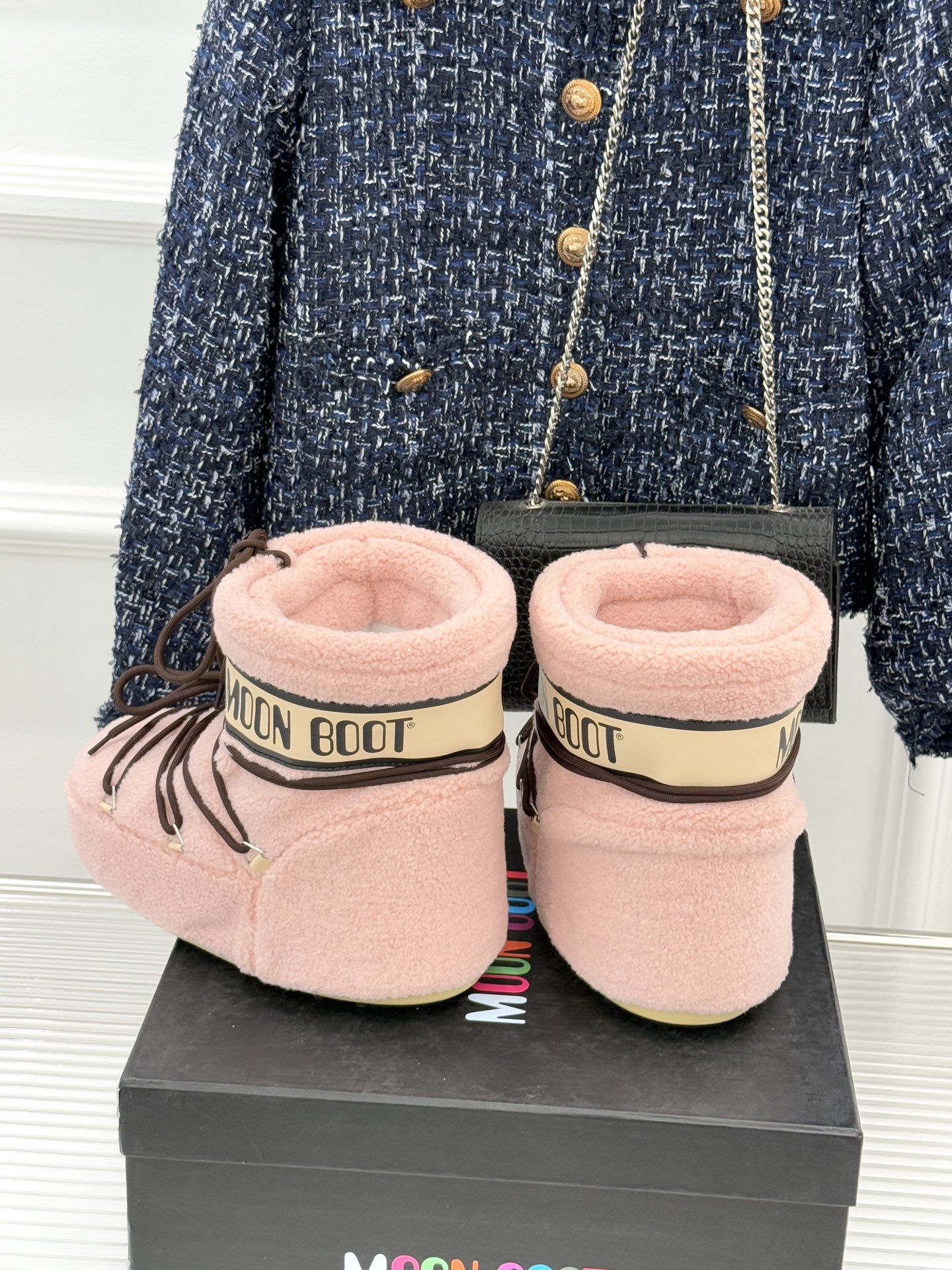 Moon Boot经典爆款滑雪月亮靴雪地靴系列当凛冽寒风裹着碎雪漫过雪原当滑雪道的弧线在纯白天地间延展月