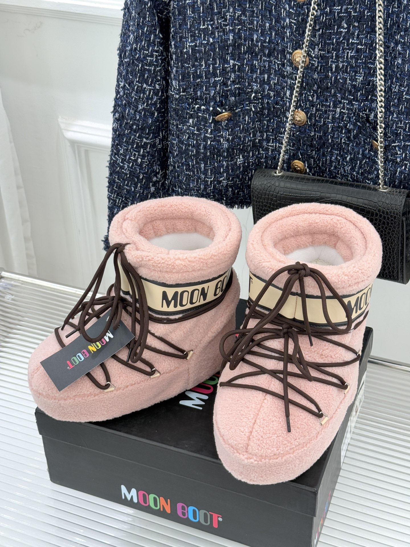 Moon Boot经典爆款滑雪月亮靴雪地靴系列当凛冽寒风裹着碎雪漫过雪原当滑雪道的弧线在纯白天地间延展月