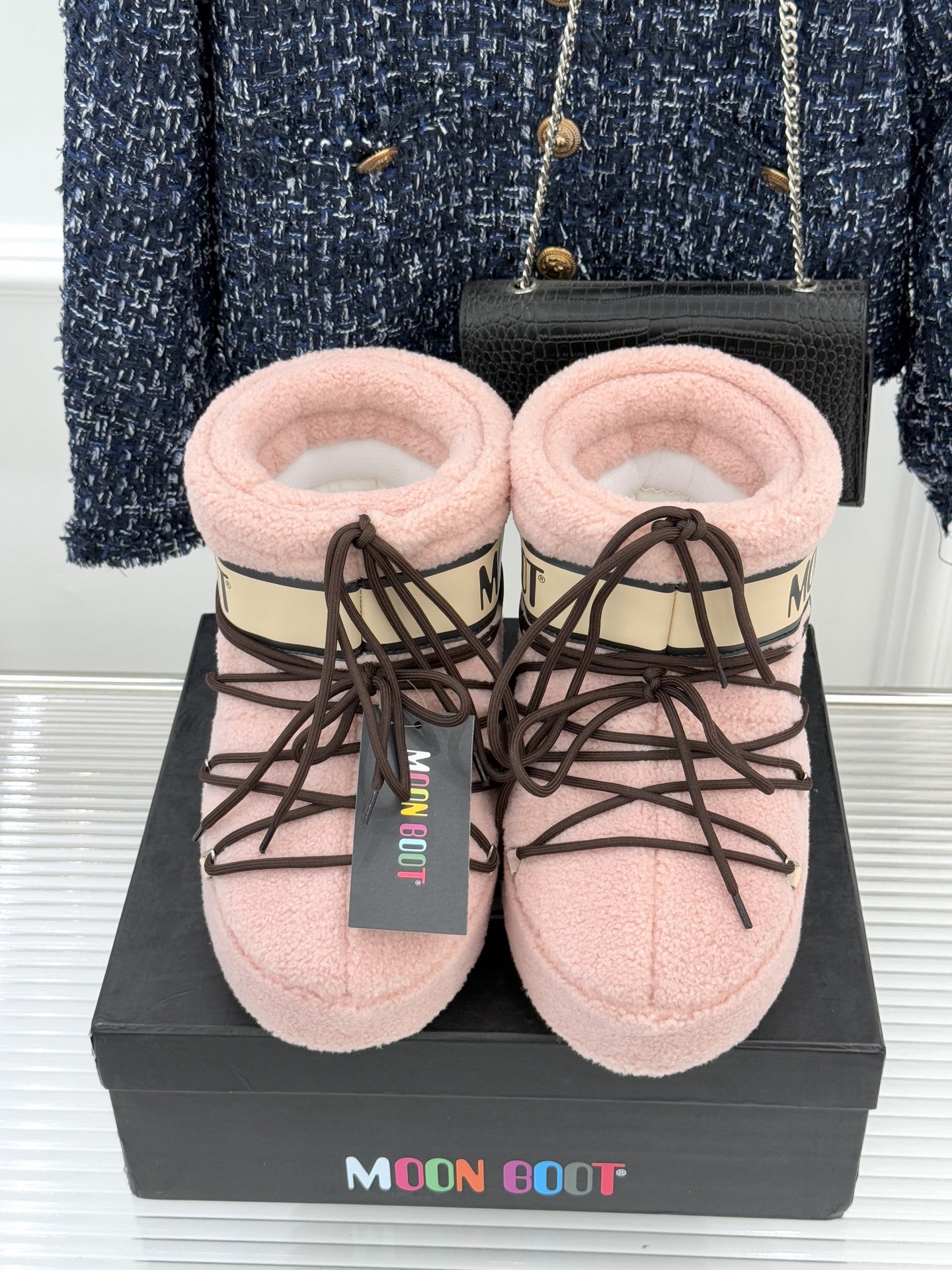 Moon Boot经典爆款滑雪月亮靴雪地靴系列当凛冽寒风裹着碎雪漫过雪原当滑雪道的弧线在纯白天地间延展月