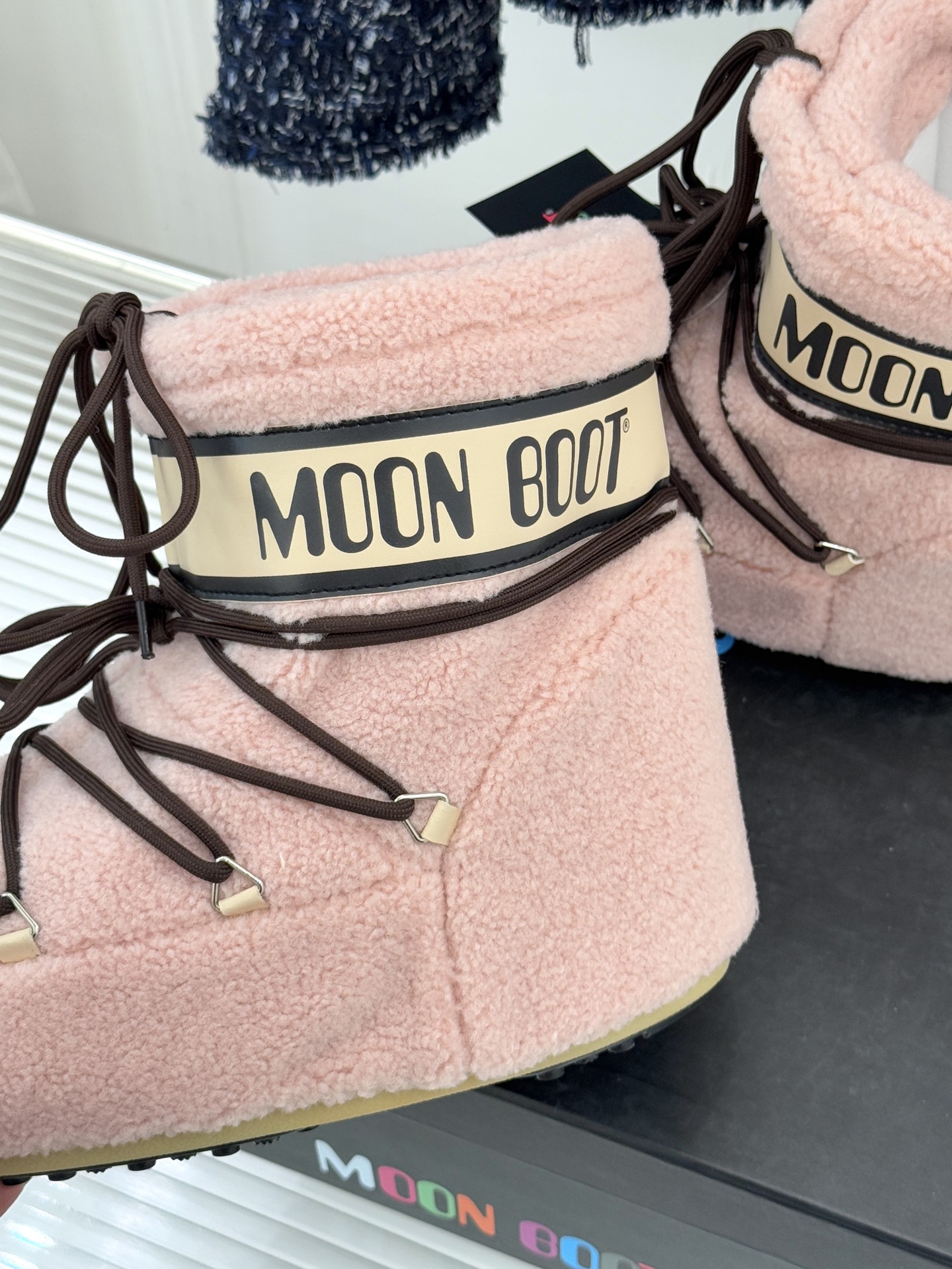 Moon Boot经典爆款滑雪月亮靴雪地靴系列当凛冽寒风裹着碎雪漫过雪原当滑雪道的弧线在纯白天地间延展月