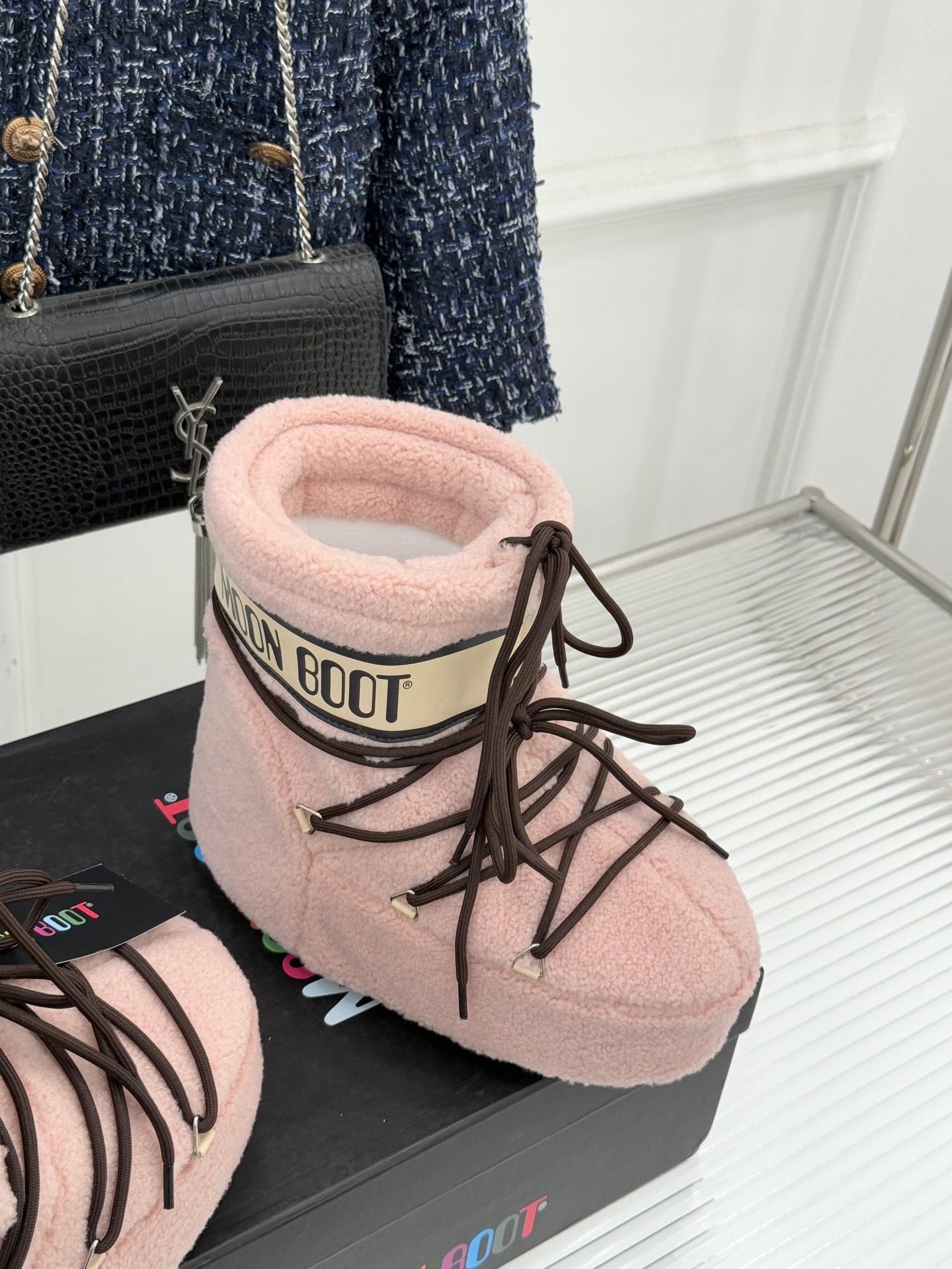 Moon Boot经典爆款滑雪月亮靴雪地靴系列当凛冽寒风裹着碎雪漫过雪原当滑雪道的弧线在纯白天地间延展月