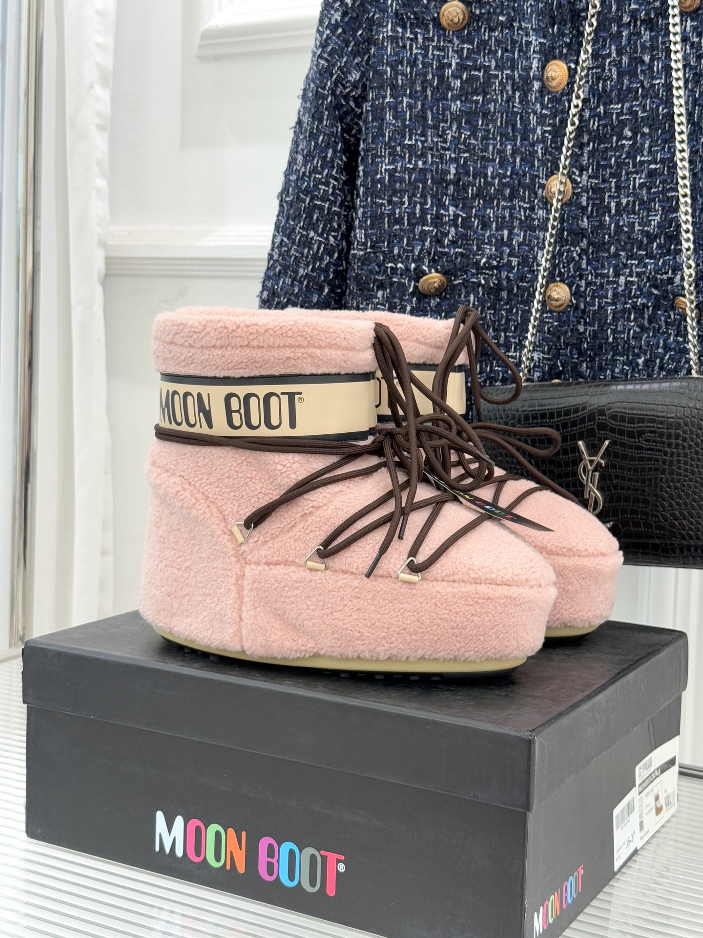 NO:628279,Mao Moon Boot is a classic and popular ski moon boot. Snow boot series. When the cold wind wraps up the broken snow and spreads over the snowfield. When the arc of the ski slope extends in the pure day, the moon boot comes with classic genes and hard-core performance. It is not only a professional equipment to conquer the ice and snow, but also a trend symbol that lights up the winter style. It continues the brand's iconic silhouette and fashionable design. The rounded shoe body outlines smooth lines, abandoning redundant decoration but having its own eye-catching aura. Whether it is a minimalist and advanced style with a neat solid color.  It is still eye-catching with contrasting colors and splicing. It is neat and cool when paired with ski clothes. It is suitable for winter casual wear and is lazy and casual. It can be seamlessly integrated even with street fashion. It breaks the 'practicality is greater than aesthetics' of snow boots and makes winter style not constrained by the scene. Every detail hides an unintentional fashionable attitude. As a classic that is deeply involved in the field of ice and snow equipment, Moon Boot always takes professional performance as the core and comprehensively protects every ice and snow exploration.  The upper is made of high-density waterproof and windproof fabric, and the lining is filled with high-quality warm velvet. It feels soft and skin-friendly, quickly locks in body heat, and resists the invasion of sub-zero cold. Even if you spend a long time skiing outdoors or walking in the snowfield, your feet will still be warm and have no fear of low temperature tests. The sole is equipped with professional anti-slip and wear-resistant textures, whether it is smooth ski trails, icy roads or soft snow. It can provide strong grip and steadily adhere to the ground texture to reduce the risk of slipping.  Whether you are a professional skier galloping on the snow field or an ordinary person enjoying the snow outdoors for daily commuting, it can adapt to the needs of the scene and say goodbye to foot fatigue. It can not only warm and protect your feet in the cold winter, but also bring a sense of moisture when you walk on the snow and enjoy the unique freshness and enthusiasm of winter. size35-40 (customized 41/42/43), snow boots, boots19860909毛 Moon Boot经典爆款滑雪月亮靴 雪地靴系列 当凛冽寒风裹着碎雪漫过雪原 当滑雪道的弧线在纯白天地间延展 月亮靴携经典基因与硬核性能而来 既是征服冰雪的专业装备 亦是点亮冬日造型的潮流符号 延续品牌标志性廓形时尚设计 圆润的鞋身勾勒流畅线条 摒弃冗余装饰却自带吸睛气场 无论是利落纯色款的极简高级 还是撞色拼接款的鲜活吸睛 搭配滑雪服利落飒爽 适配冬日休闲装慵懒随性 哪怕是街头潮搭也能无缝融合 打破雪地靴“实用性大于美观性” 让冬日造型不被场景束缚 每一处细节都藏着不刻意的时髦态度. 作为深耕冰雪装备领域的经典之作 Moon Boot始终以专业性能为核心 全方位守护每一次冰雪探索. 鞋面采用高密度防水防风面料 内里填充优质保暖绒料 触感柔软亲肤 快速锁住人体热量 抵御零下严寒侵袭 哪怕长时间置身户外滑雪 漫步雪原 双脚依旧暖意十足 无惧低温考验. 鞋底搭载专业防滑耐磨纹路 无论是光滑的滑雪道 结冰的路面 还是松软的积雪层 都能提供强劲抓地力 稳步贴合地面肌理 减少打滑风险 无论是专业滑雪爱好者驰骋雪场 还是普通人户外赏雪 日常通勤 都能适配场景需求 告别足部疲惫. 让你在凛冽寒冬中 既能温暖护脚 又能自带潮感气场 踏雪而行 自在享受冬日独有的鲜活与热烈. size35-40（41/42/43定制）,雪地靴,boots,Women's Shoes