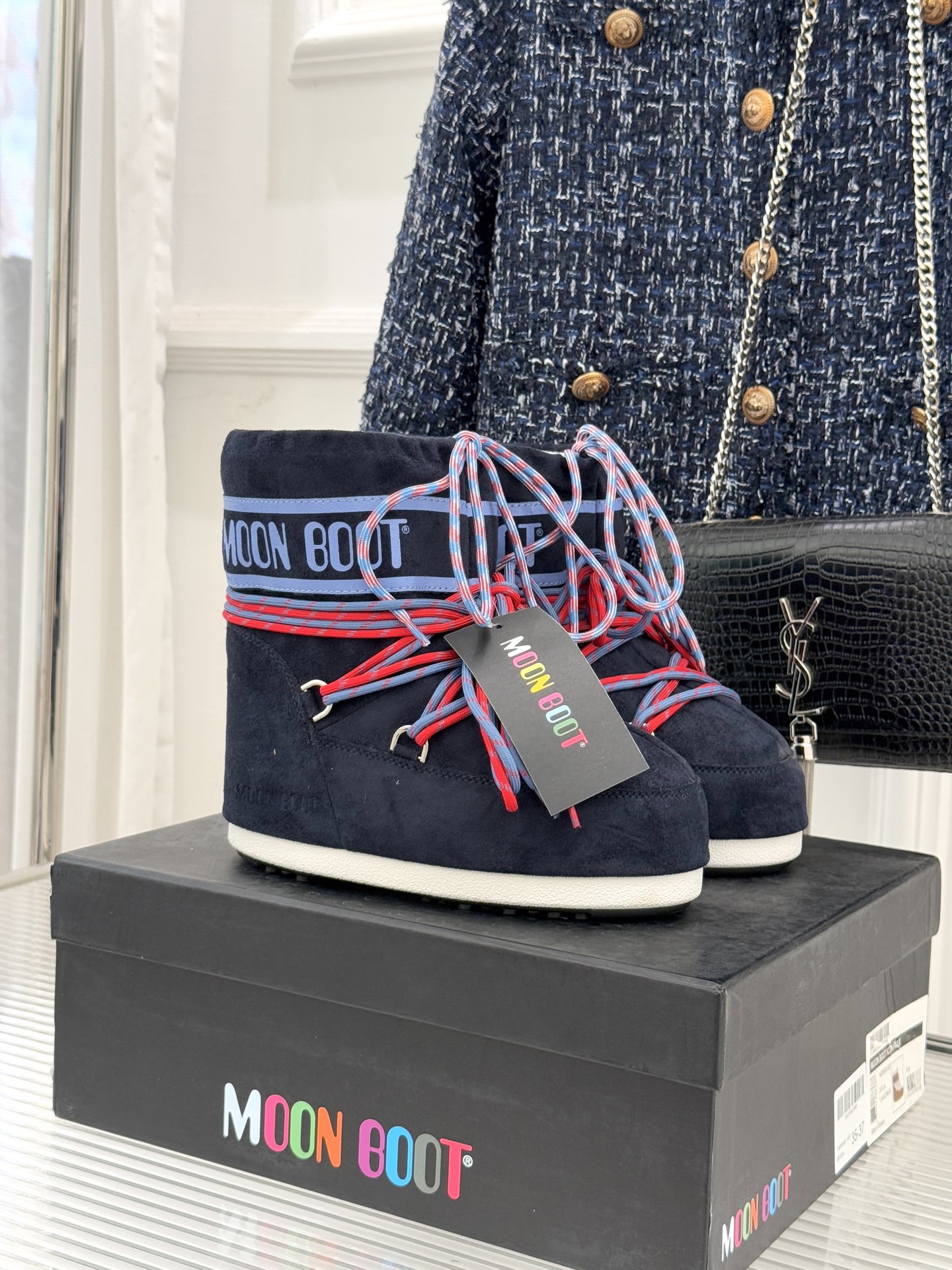 NO:628287,Moon Boot's classic popular ski moon boots Snow boots series When the cold wind wraps up the broken snow and spreads over the snowfields When the arc of the ski slopes extends in the pure white ground, Moon boots come with classic genes and hard-core performance. They are not only professional equipment to conquer the ice and snow, but also a trend symbol that lights up the winter style. They continue the brand's iconic silhouette and fashionable design. The rounded shoe body outlines smooth lines, abandoning redundant decoration but having its own eye-catching aura. Whether it is a minimalist high-end style with a neat solid color.  It is still eye-catching with contrasting colors and splicing. It is neat and cool when paired with ski clothes. It is suitable for winter casual wear and is lazy and casual. It can be seamlessly integrated even with street fashion. It breaks the 'practicality is greater than aesthetics' of snow boots and makes winter style not constrained by the scene. Every detail hides an unintentional fashionable attitude. As a classic that is deeply involved in the field of ice and snow equipment, Moon Boot always takes professional performance as the core and comprehensively protects every ice and snow exploration.  The upper is made of high-density waterproof and windproof fabric, and the lining is filled with high-quality warm velvet. It feels soft and skin-friendly, quickly locks in body heat, and resists the invasion of sub-zero cold. Even if you spend a long time skiing outdoors or walking in the snowfield, your feet will still be warm and have no fear of low temperature tests. The sole is equipped with professional anti-slip and wear-resistant textures, whether it is smooth ski trails, icy roads or soft snow. It can provide strong grip and steadily adhere to the ground texture to reduce the risk of slipping.  Whether you are a professional skier galloping on the snow field or an ordinary person enjoying the snow outdoors for daily commuting, it can adapt to the needs of the scene and say goodbye to foot fatigue. It can not only warm and protect your feet in the cold winter, but also bring a sense of moisture when you walk on the snow and enjoy the unique freshness and enthusiasm of winter. size35-40 (customized 41/42/43), snow boots, boots19860909Moon Boot经典爆款滑雪月亮靴 雪地靴系列 当凛冽寒风裹着碎雪漫过雪原 当滑雪道的弧线在纯白天地间延展 月亮靴携经典基因与硬核性能而来 既是征服冰雪的专业装备 亦是点亮冬日造型的潮流符号 延续品牌标志性廓形时尚设计 圆润的鞋身勾勒流畅线条 摒弃冗余装饰却自带吸睛气场 无论是利落纯色款的极简高级 还是撞色拼接款的鲜活吸睛 搭配滑雪服利落飒爽 适配冬日休闲装慵懒随性 哪怕是街头潮搭也能无缝融合 打破雪地靴“实用性大于美观性” 让冬日造型不被场景束缚 每一处细节都藏着不刻意的时髦态度. 作为深耕冰雪装备领域的经典之作 Moon Boot始终以专业性能为核心 全方位守护每一次冰雪探索. 鞋面采用高密度防水防风面料 内里填充优质保暖绒料 触感柔软亲肤 快速锁住人体热量 抵御零下严寒侵袭 哪怕长时间置身户外滑雪 漫步雪原 双脚依旧暖意十足 无惧低温考验. 鞋底搭载专业防滑耐磨纹路 无论是光滑的滑雪道 结冰的路面 还是松软的积雪层 都能提供强劲抓地力 稳步贴合地面肌理 减少打滑风险 无论是专业滑雪爱好者驰骋雪场 还是普通人户外赏雪 日常通勤 都能适配场景需求 告别足部疲惫. 让你在凛冽寒冬中 既能温暖护脚 又能自带潮感气场 踏雪而行 自在享受冬日独有的鲜活与热烈. size35-40（41/42/43定制）,雪地靴,boots,Women's Shoes