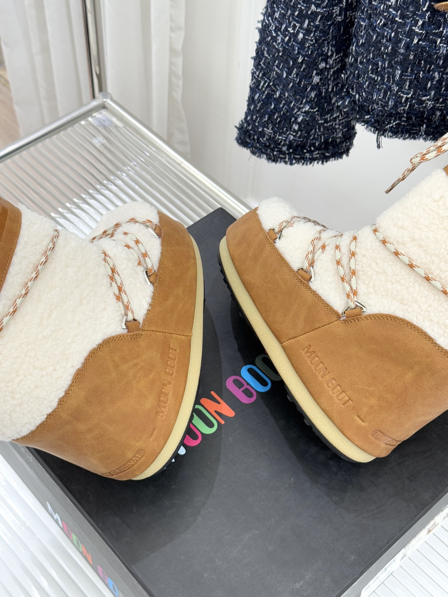 Moon Boot经典爆款滑雪月亮靴雪地靴系列当凛冽寒风裹着碎雪漫过雪原当滑雪道的弧线在纯白天地间延展月