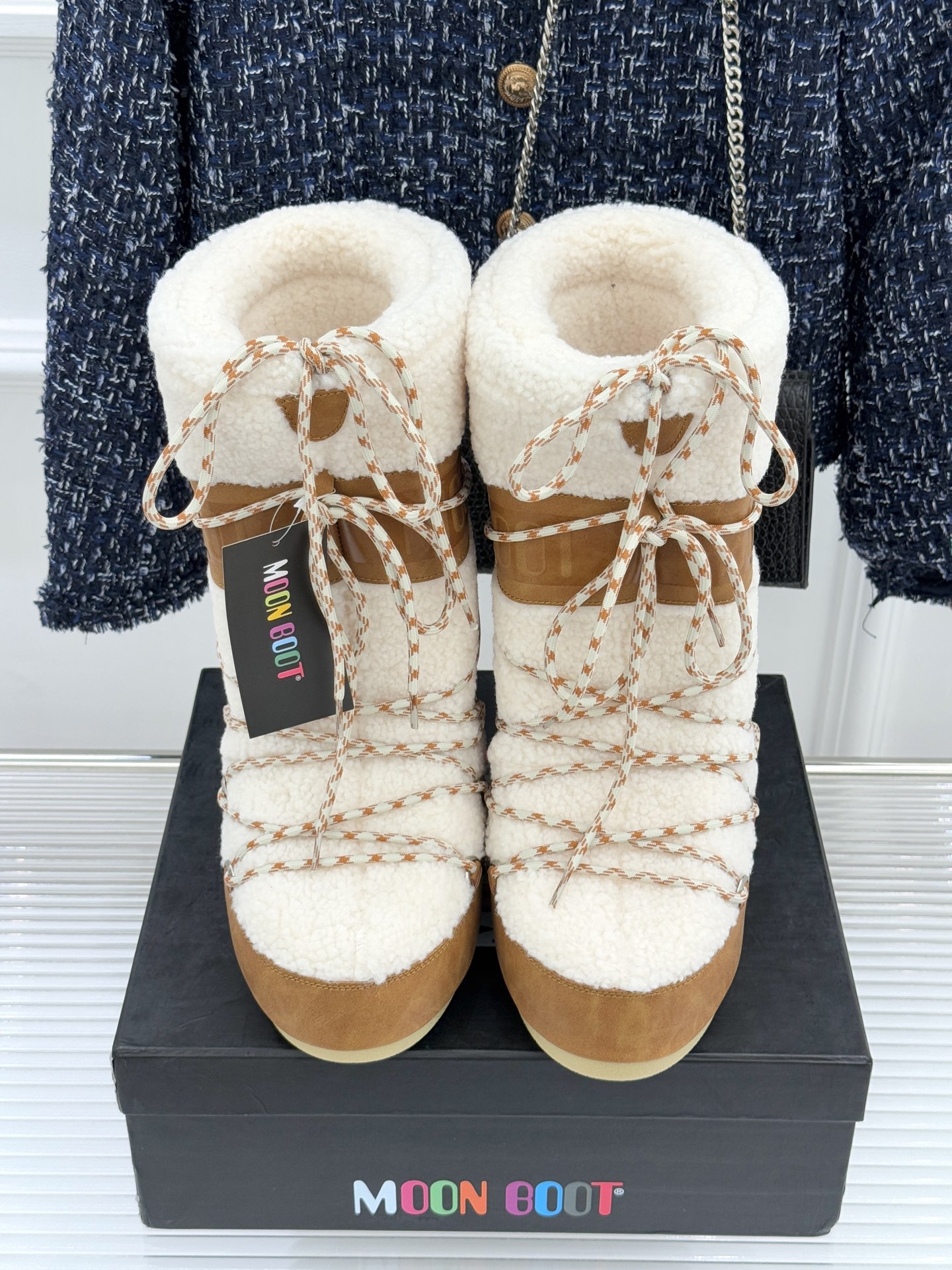 Moon Boot经典爆款滑雪月亮靴雪地靴系列当凛冽寒风裹着碎雪漫过雪原当滑雪道的弧线在纯白天地间延展月