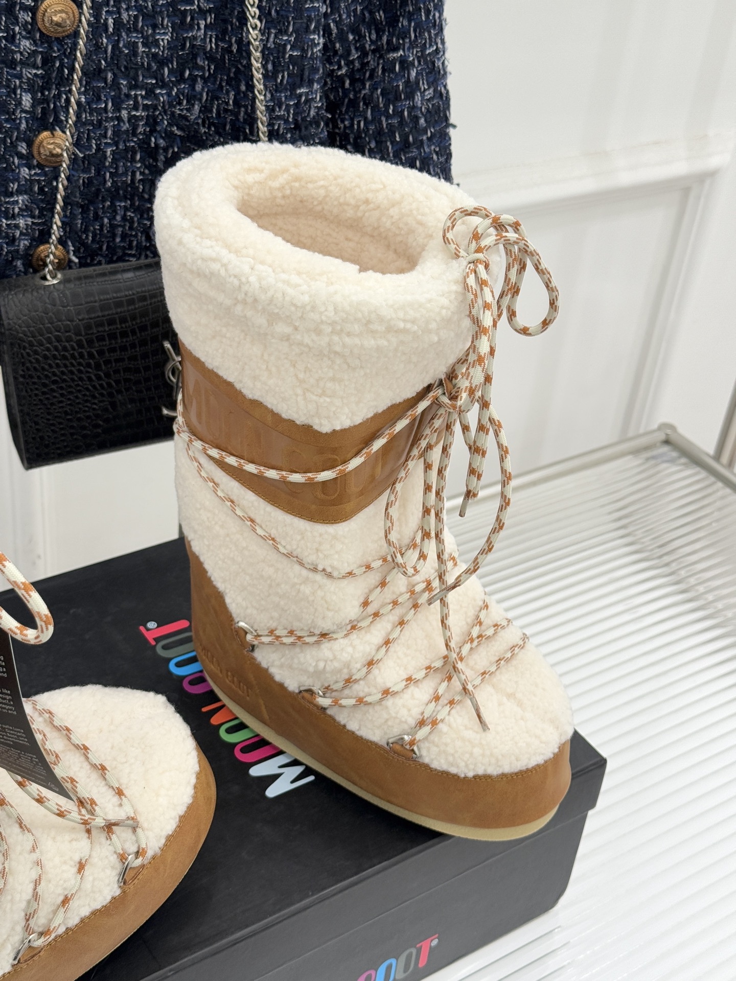 Moon Boot经典爆款滑雪月亮靴雪地靴系列当凛冽寒风裹着碎雪漫过雪原当滑雪道的弧线在纯白天地间延展月