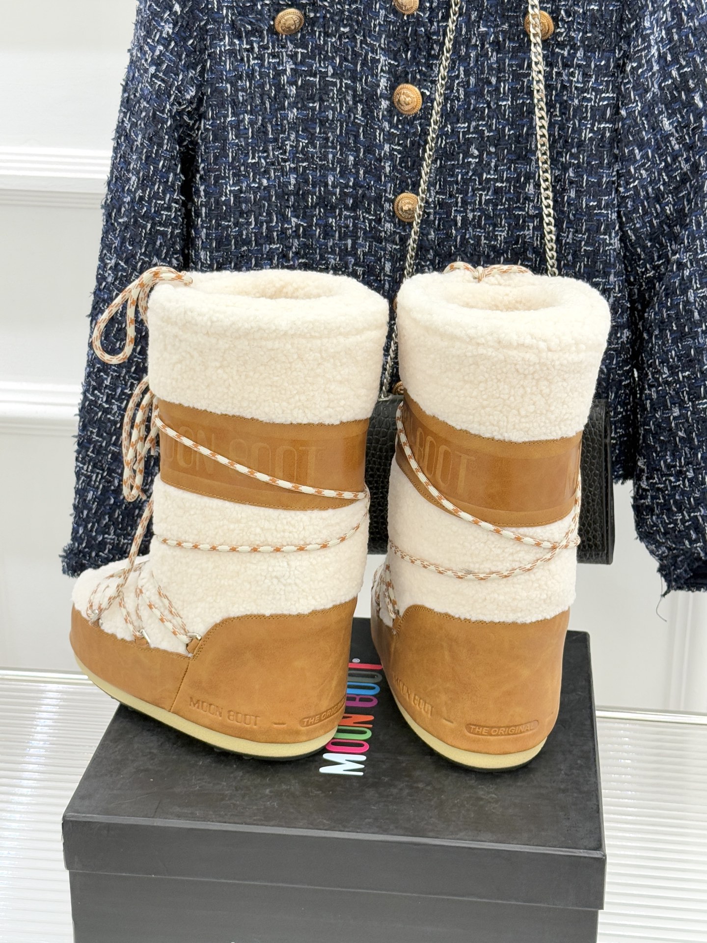 Moon Boot经典爆款滑雪月亮靴雪地靴系列当凛冽寒风裹着碎雪漫过雪原当滑雪道的弧线在纯白天地间延展月