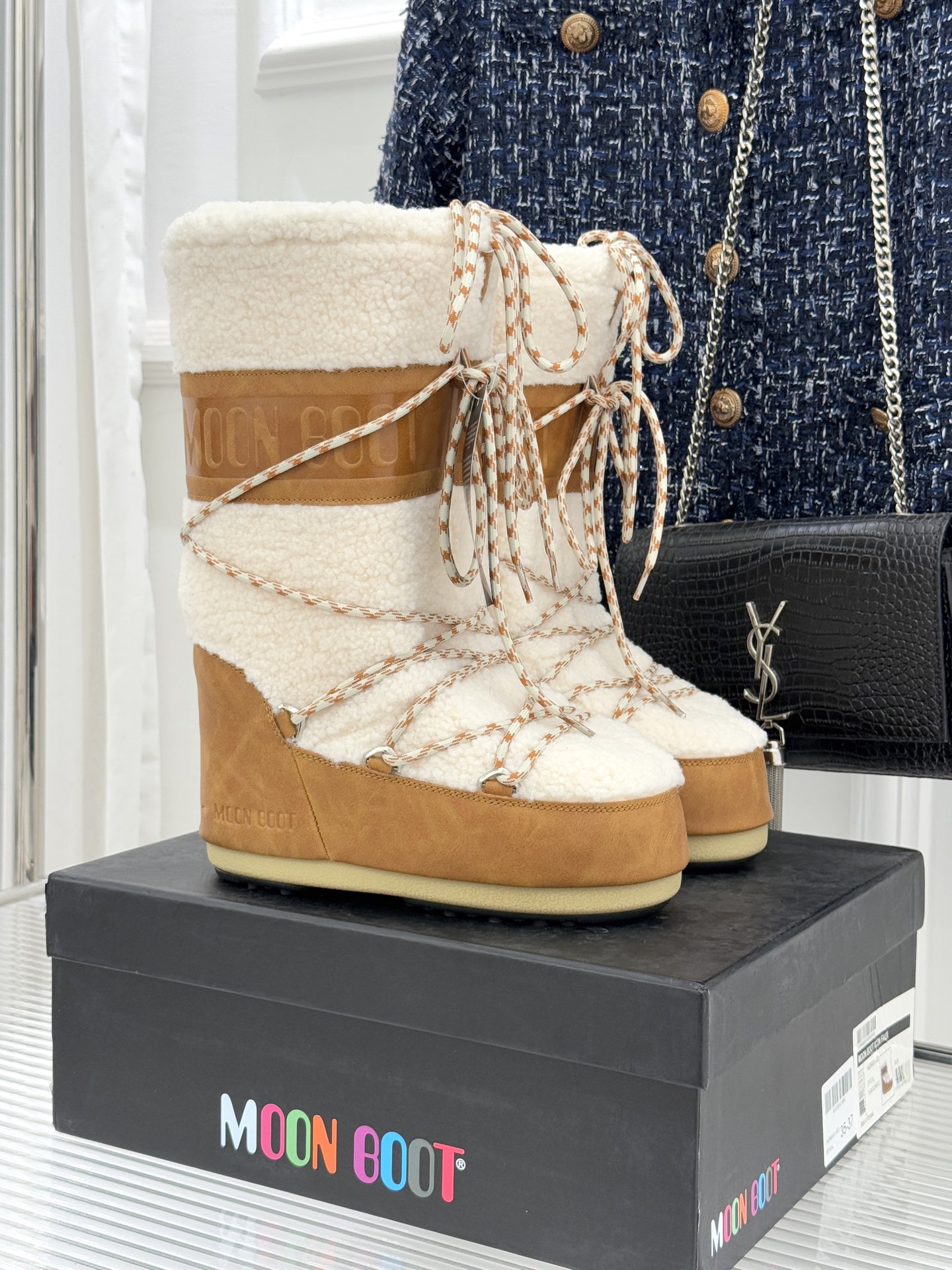 Moon Boot经典爆款滑雪月亮靴雪地靴系列当凛冽寒风裹着碎雪漫过雪原当滑雪道的弧线在纯白天地间延展月