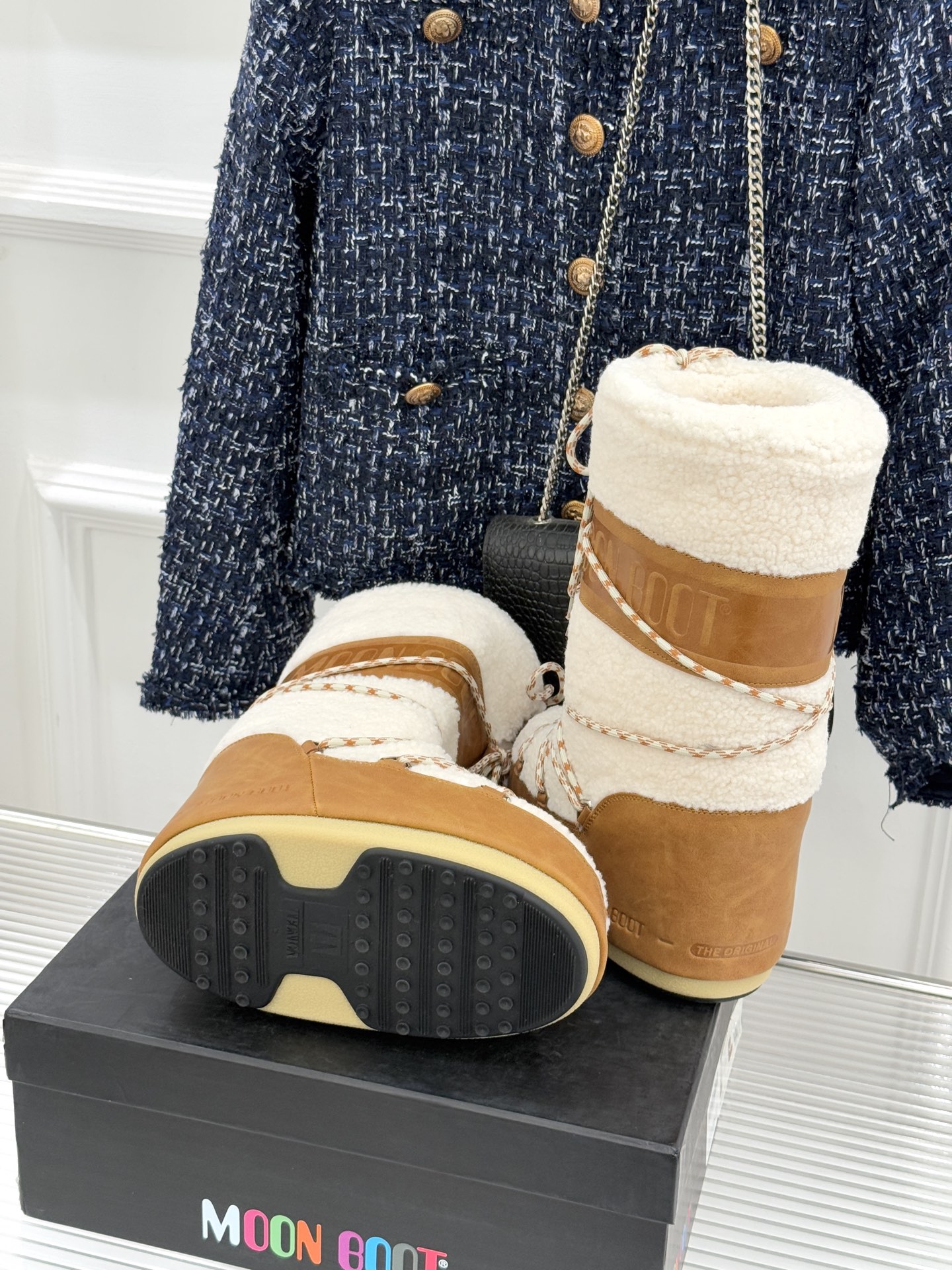 Moon Boot经典爆款滑雪月亮靴雪地靴系列当凛冽寒风裹着碎雪漫过雪原当滑雪道的弧线在纯白天地间延展月