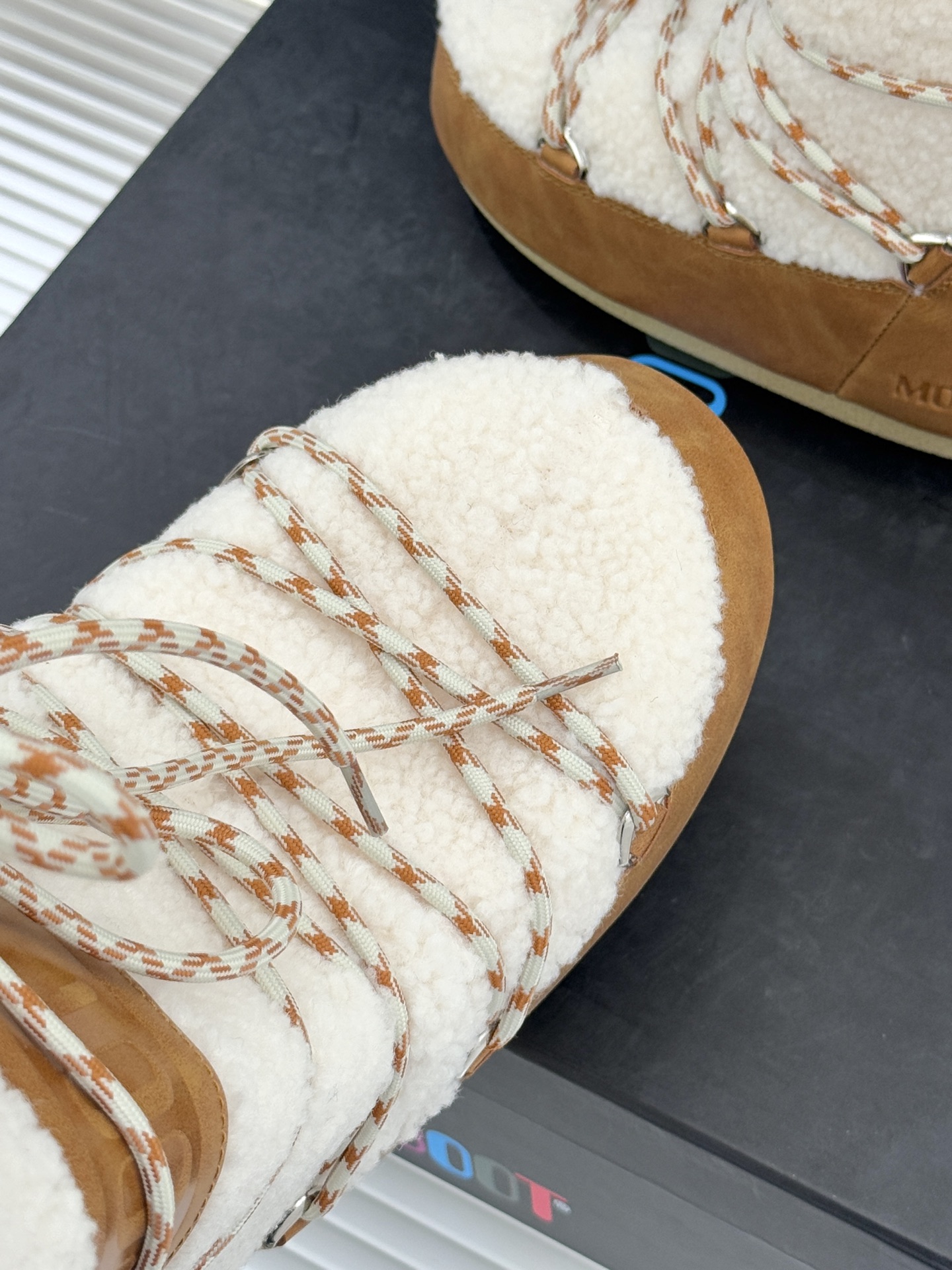 Moon Boot经典爆款滑雪月亮靴雪地靴系列当凛冽寒风裹着碎雪漫过雪原当滑雪道的弧线在纯白天地间延展月