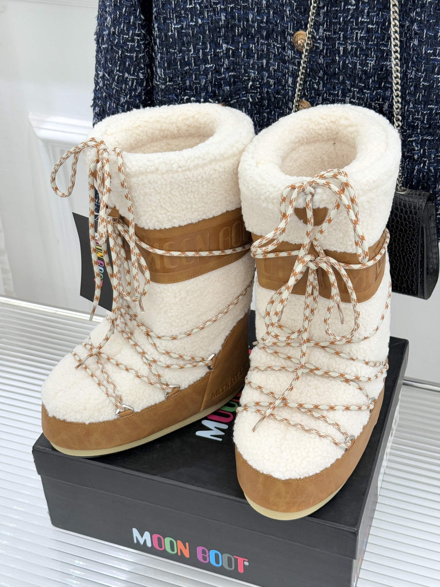 Moon Boot经典爆款滑雪月亮靴雪地靴系列当凛冽寒风裹着碎雪漫过雪原当滑雪道的弧线在纯白天地间延展月