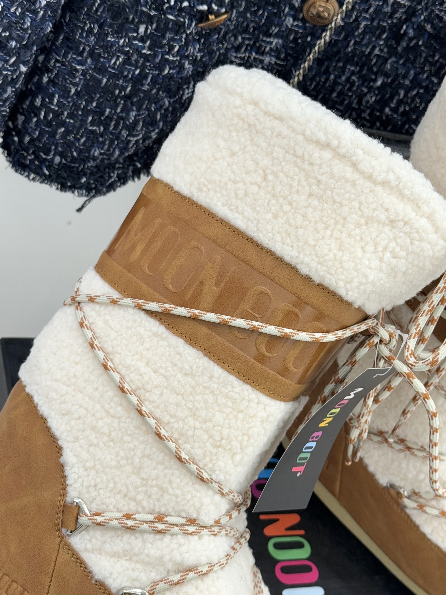 Moon Boot经典爆款滑雪月亮靴雪地靴系列当凛冽寒风裹着碎雪漫过雪原当滑雪道的弧线在纯白天地间延展月