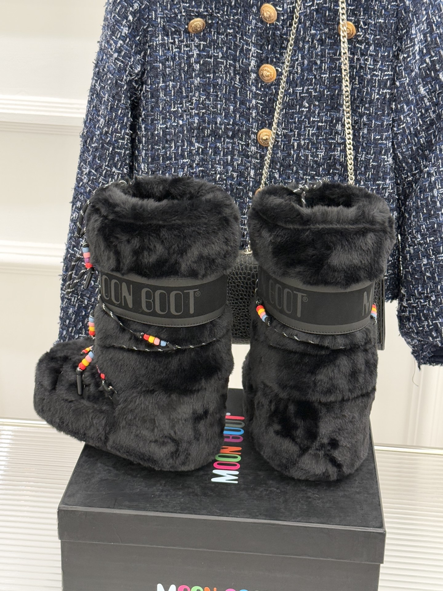 Moon Boot经典爆款滑雪月亮靴雪地靴系列当凛冽寒风裹着碎雪漫过雪原当滑雪道的弧线在纯白天地间延展月