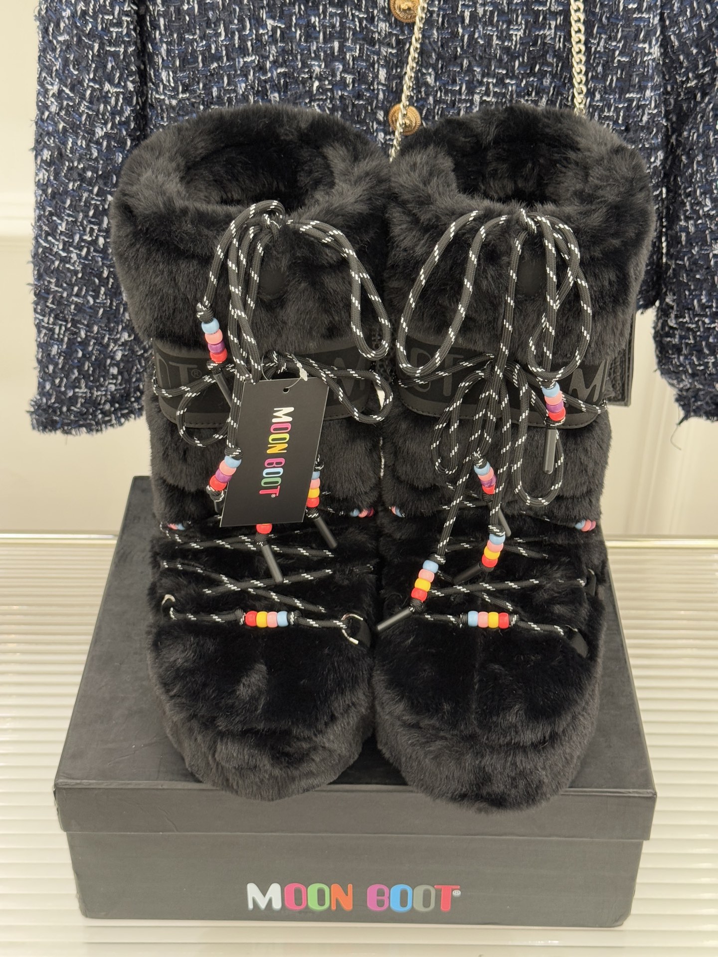 Moon Boot经典爆款滑雪月亮靴雪地靴系列当凛冽寒风裹着碎雪漫过雪原当滑雪道的弧线在纯白天地间延展月