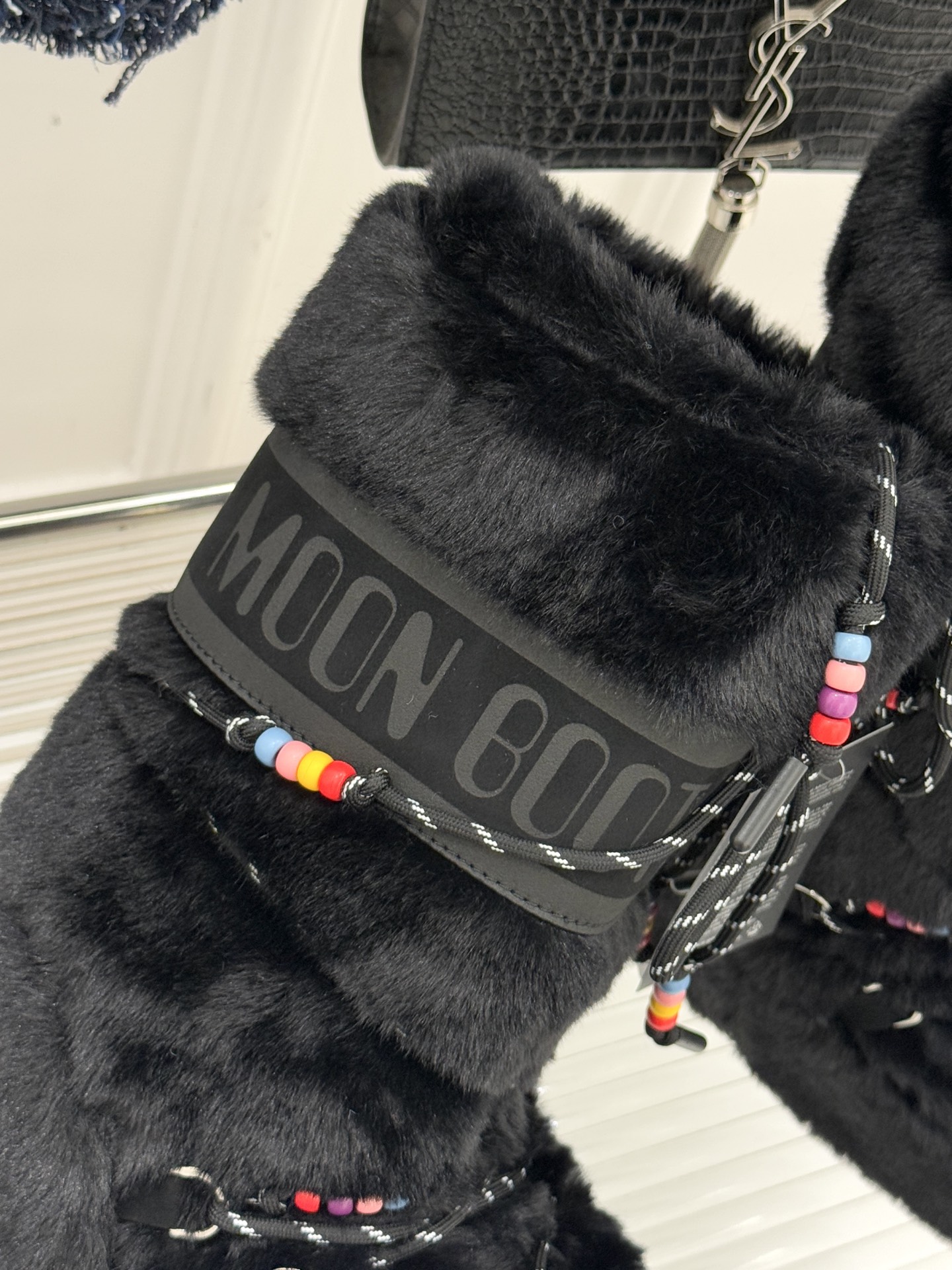 Moon Boot经典爆款滑雪月亮靴雪地靴系列当凛冽寒风裹着碎雪漫过雪原当滑雪道的弧线在纯白天地间延展月