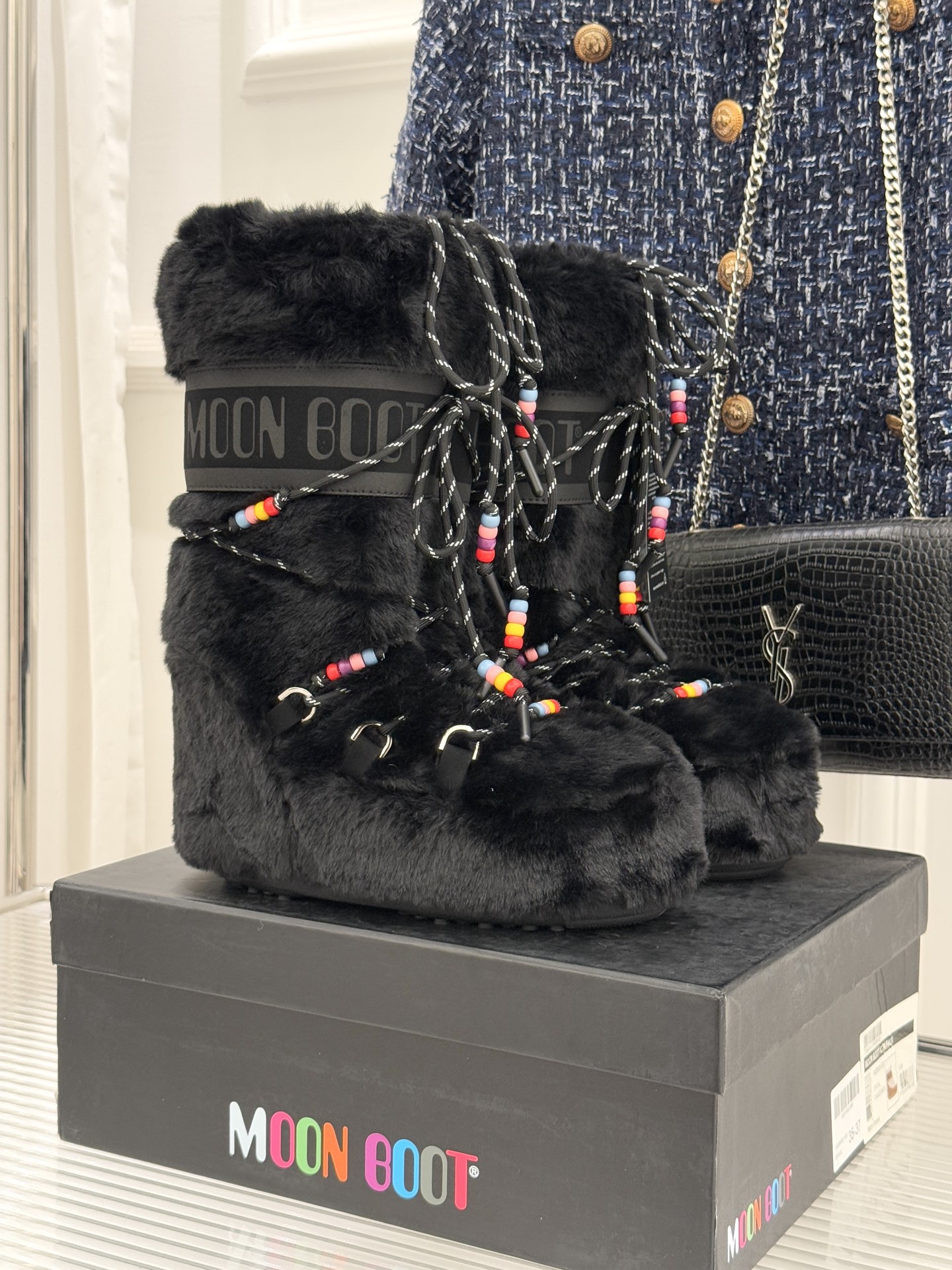 Moon Boot经典爆款滑雪月亮靴雪地靴系列当凛冽寒风裹着碎雪漫过雪原当滑雪道的弧线在纯白天地间延展月