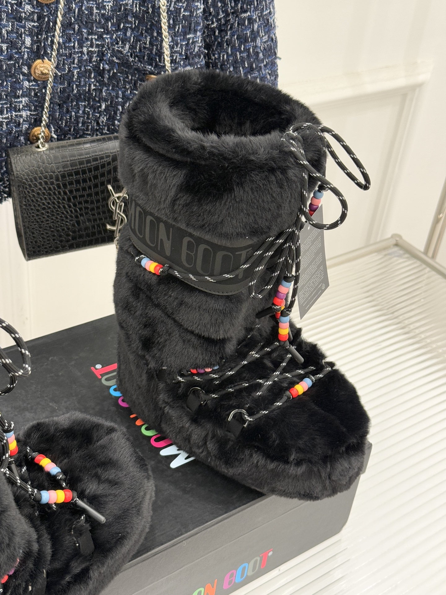 Moon Boot经典爆款滑雪月亮靴雪地靴系列当凛冽寒风裹着碎雪漫过雪原当滑雪道的弧线在纯白天地间延展月