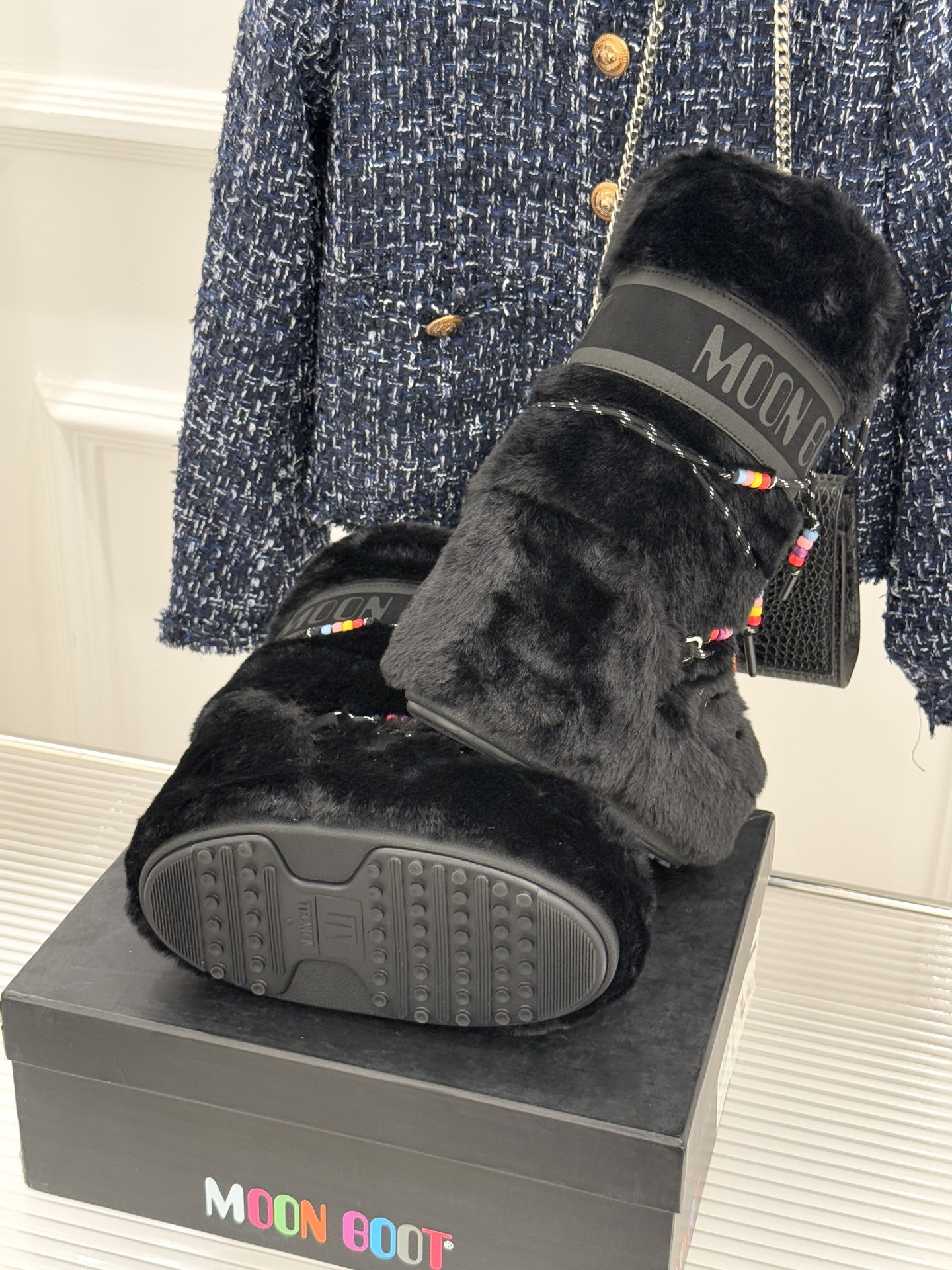 Moon Boot经典爆款滑雪月亮靴雪地靴系列当凛冽寒风裹着碎雪漫过雪原当滑雪道的弧线在纯白天地间延展月