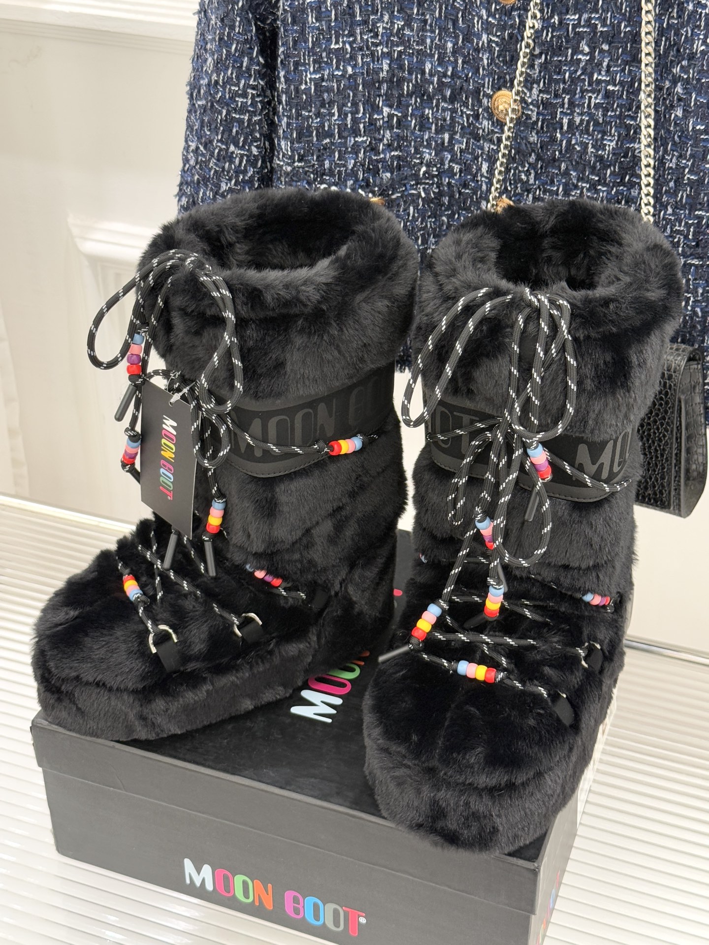 Moon Boot经典爆款滑雪月亮靴雪地靴系列当凛冽寒风裹着碎雪漫过雪原当滑雪道的弧线在纯白天地间延展月