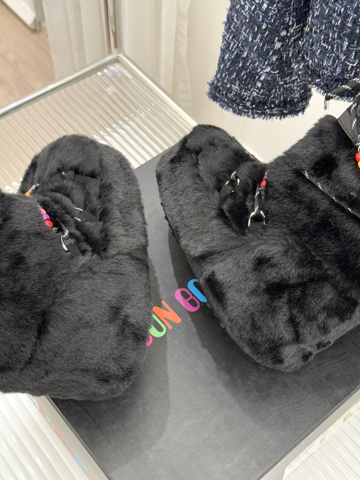 Moon Boot经典爆款滑雪月亮靴雪地靴系列当凛冽寒风裹着碎雪漫过雪原当滑雪道的弧线在纯白天地间延展月