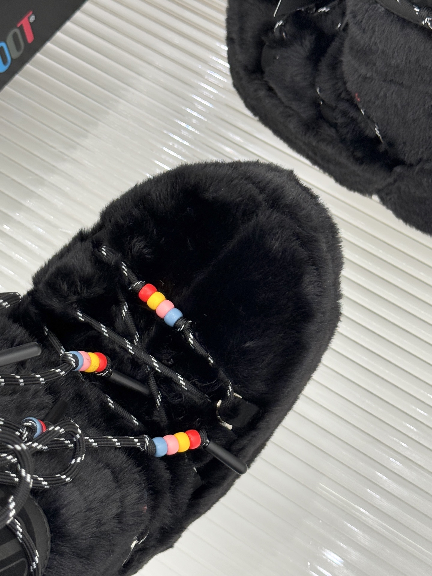 Moon Boot经典爆款滑雪月亮靴雪地靴系列当凛冽寒风裹着碎雪漫过雪原当滑雪道的弧线在纯白天地间延展月