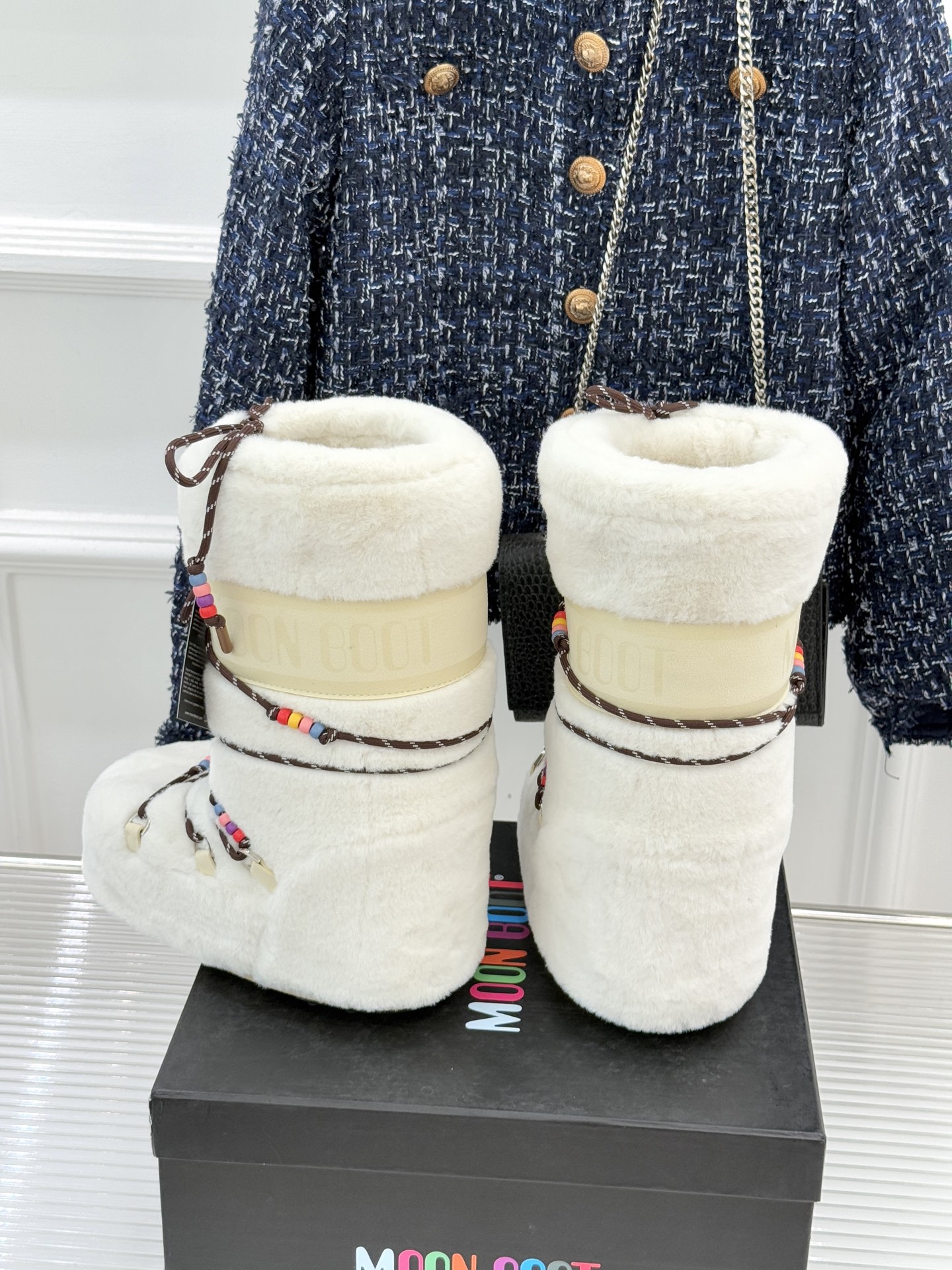 Moon Boot经典爆款滑雪月亮靴雪地靴系列当凛冽寒风裹着碎雪漫过雪原当滑雪道的弧线在纯白天地间延展月