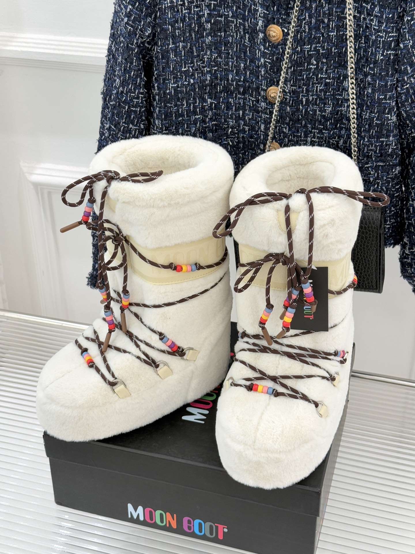 Moon Boot经典爆款滑雪月亮靴雪地靴系列当凛冽寒风裹着碎雪漫过雪原当滑雪道的弧线在纯白天地间延展月