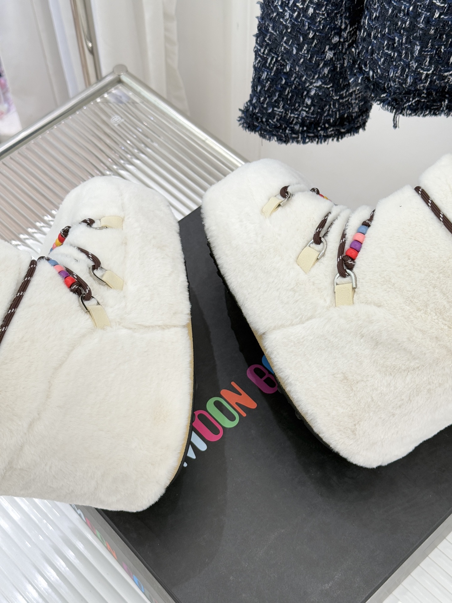 Moon Boot经典爆款滑雪月亮靴雪地靴系列当凛冽寒风裹着碎雪漫过雪原当滑雪道的弧线在纯白天地间延展月