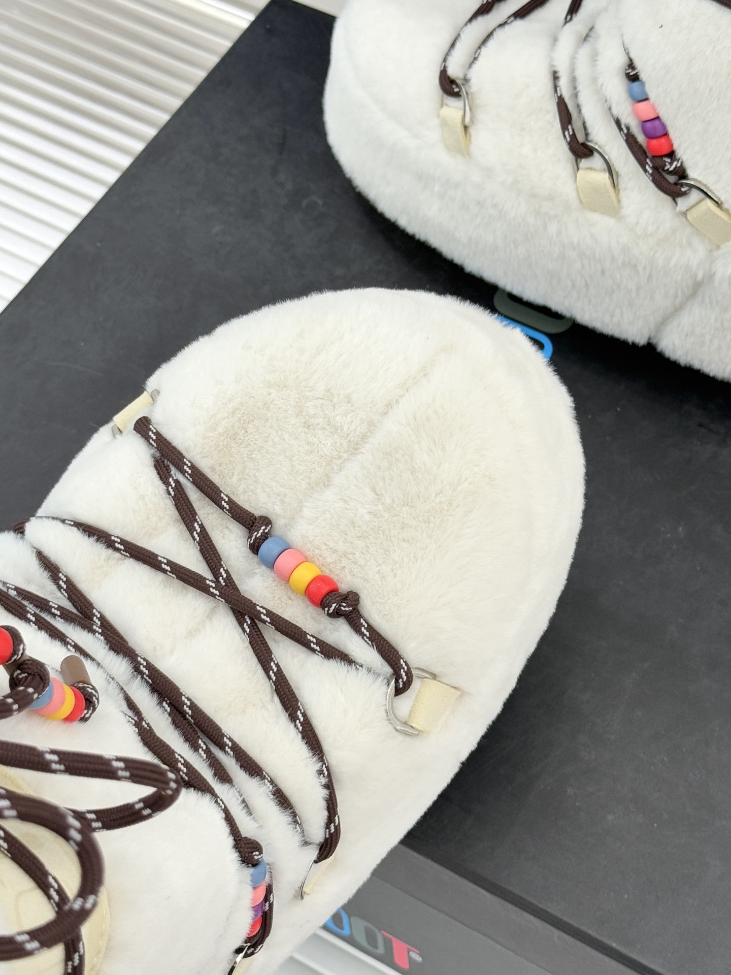 Moon Boot经典爆款滑雪月亮靴雪地靴系列当凛冽寒风裹着碎雪漫过雪原当滑雪道的弧线在纯白天地间延展月