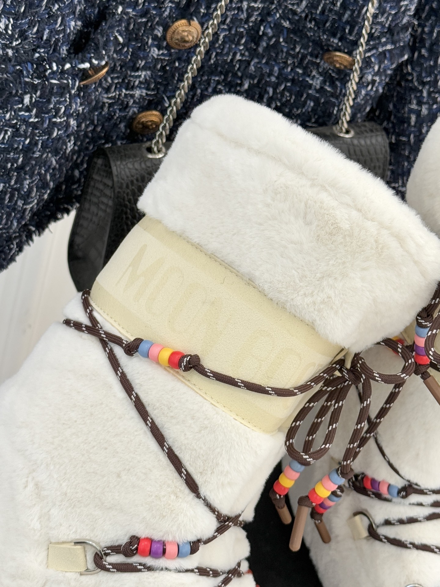 Moon Boot经典爆款滑雪月亮靴雪地靴系列当凛冽寒风裹着碎雪漫过雪原当滑雪道的弧线在纯白天地间延展月