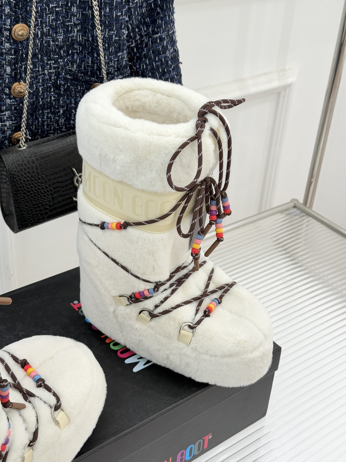 Moon Boot经典爆款滑雪月亮靴雪地靴系列当凛冽寒风裹着碎雪漫过雪原当滑雪道的弧线在纯白天地间延展月