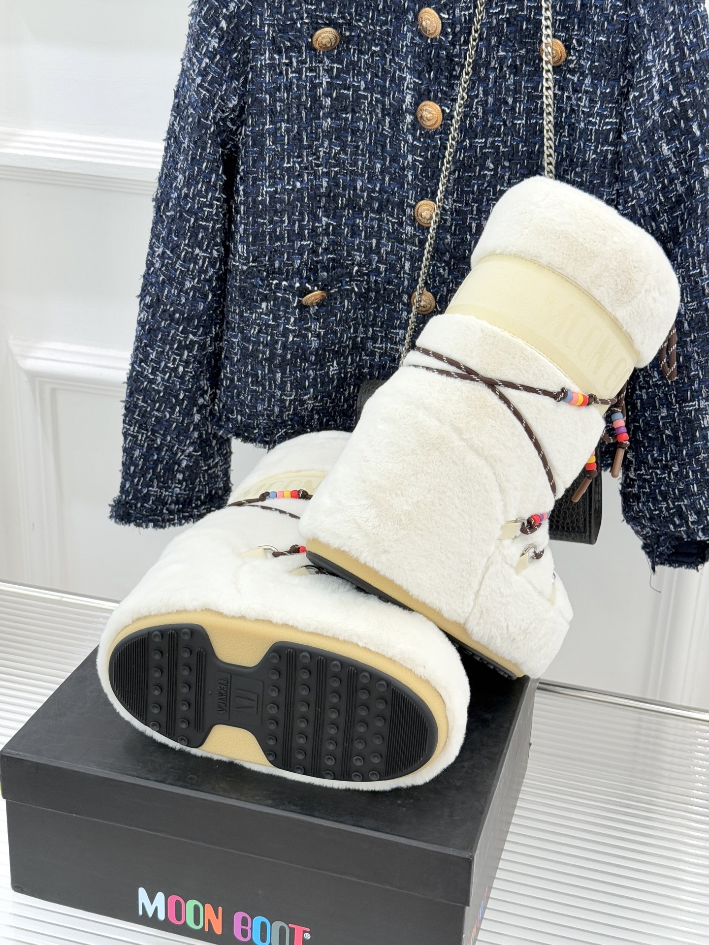 Moon Boot经典爆款滑雪月亮靴雪地靴系列当凛冽寒风裹着碎雪漫过雪原当滑雪道的弧线在纯白天地间延展月