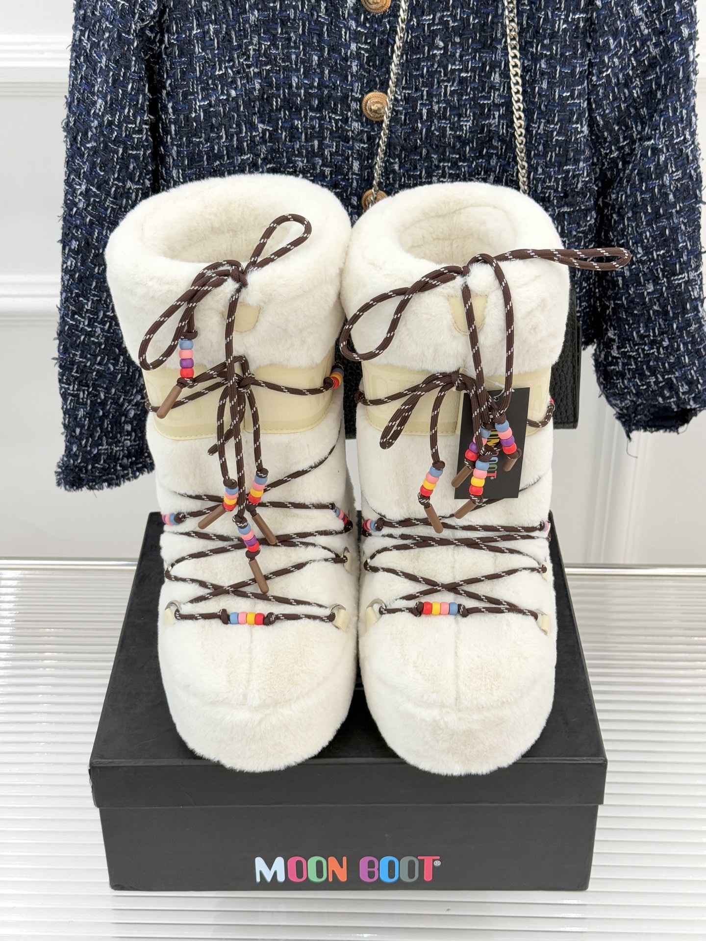 Moon Boot经典爆款滑雪月亮靴雪地靴系列当凛冽寒风裹着碎雪漫过雪原当滑雪道的弧线在纯白天地间延展月