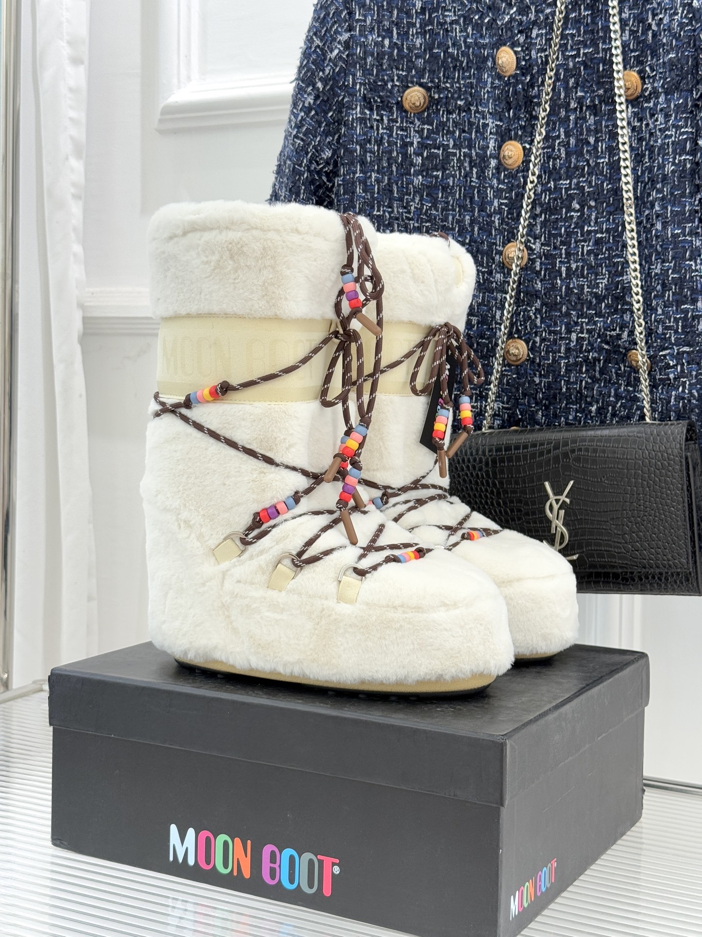 Moon Boot经典爆款滑雪月亮靴雪地靴系列当凛冽寒风裹着碎雪漫过雪原当滑雪道的弧线在纯白天地间延展月