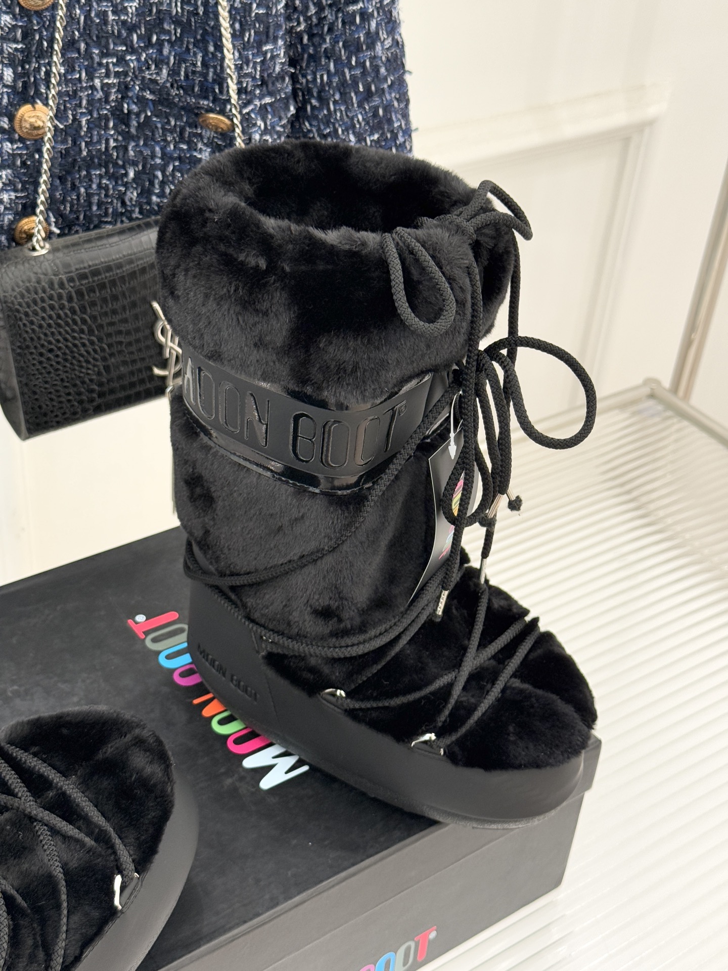 Moon Boot经典爆款滑雪月亮靴雪地靴系列当凛冽寒风裹着碎雪漫过雪原当滑雪道的弧线在纯白天地间延展月