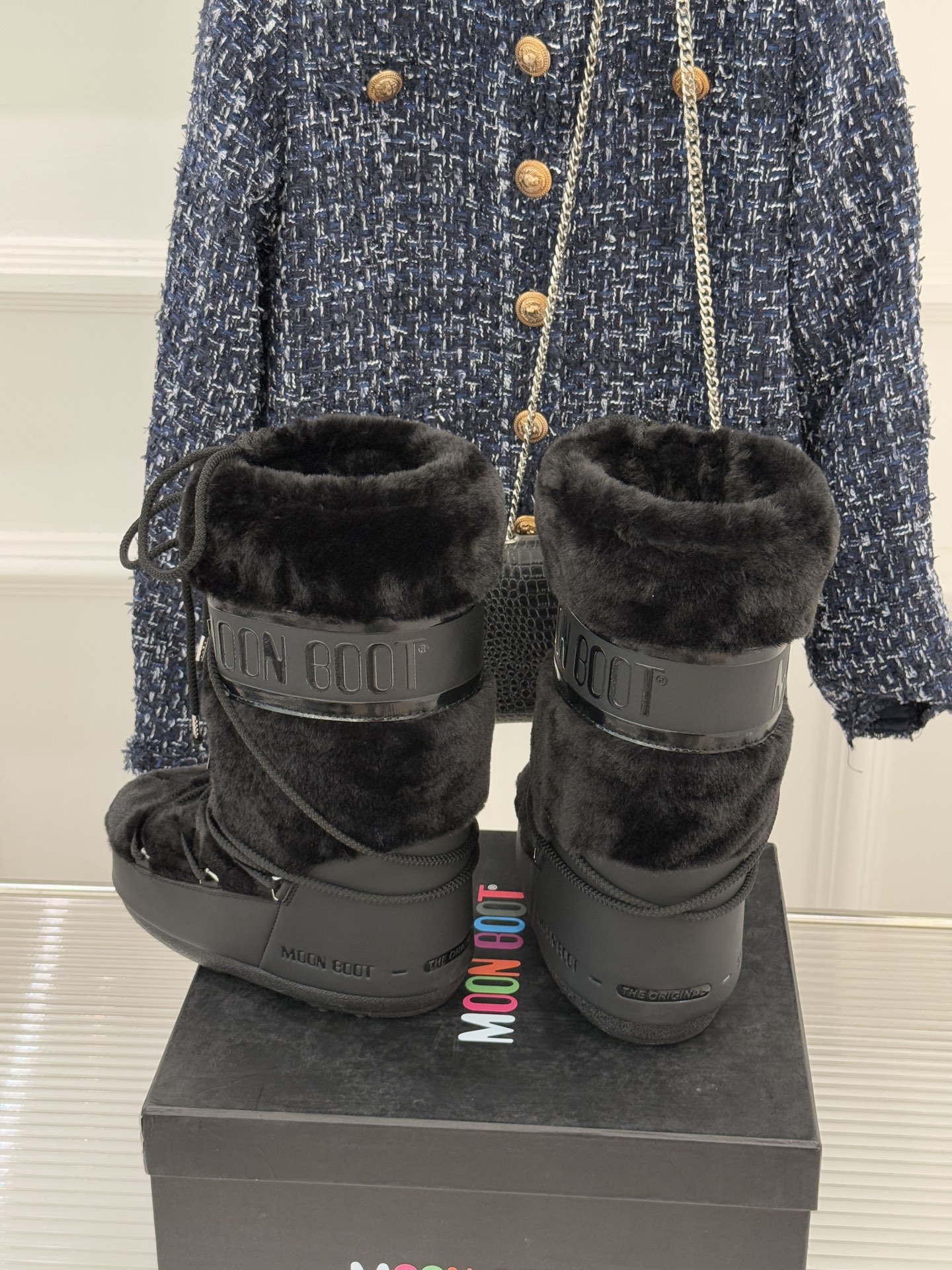 Moon Boot经典爆款滑雪月亮靴雪地靴系列当凛冽寒风裹着碎雪漫过雪原当滑雪道的弧线在纯白天地间延展月