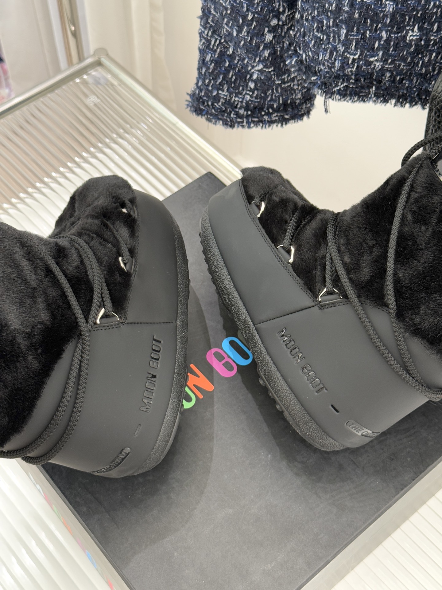 Moon Boot经典爆款滑雪月亮靴雪地靴系列当凛冽寒风裹着碎雪漫过雪原当滑雪道的弧线在纯白天地间延展月