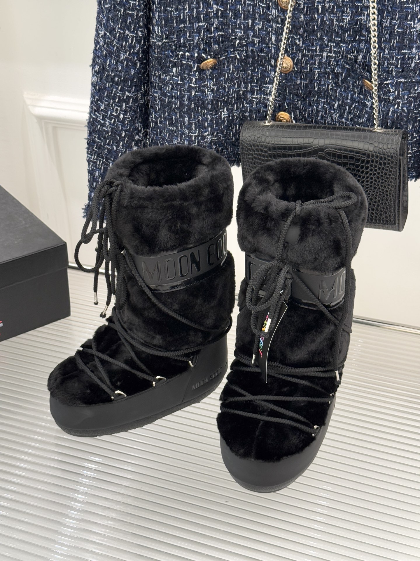 Moon Boot经典爆款滑雪月亮靴雪地靴系列当凛冽寒风裹着碎雪漫过雪原当滑雪道的弧线在纯白天地间延展月
