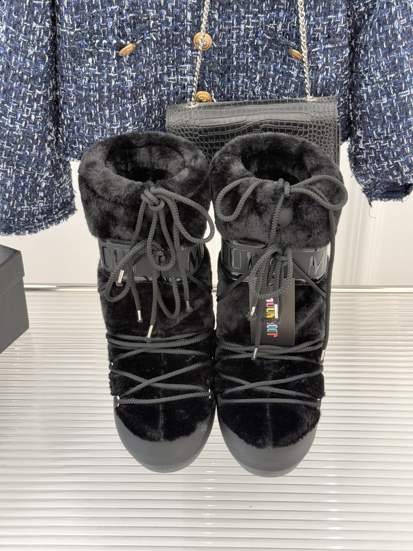 Moon Boot经典爆款滑雪月亮靴雪地靴系列当凛冽寒风裹着碎雪漫过雪原当滑雪道的弧线在纯白天地间延展月