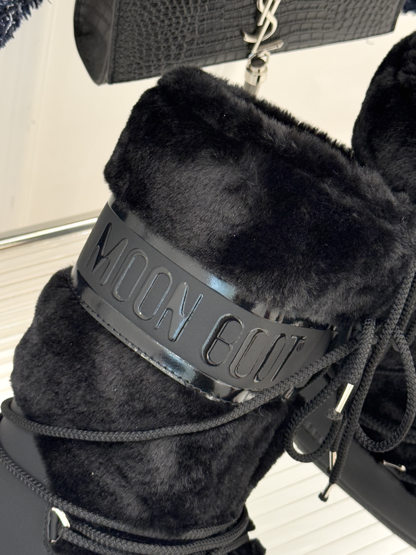 Moon Boot经典爆款滑雪月亮靴雪地靴系列当凛冽寒风裹着碎雪漫过雪原当滑雪道的弧线在纯白天地间延展月