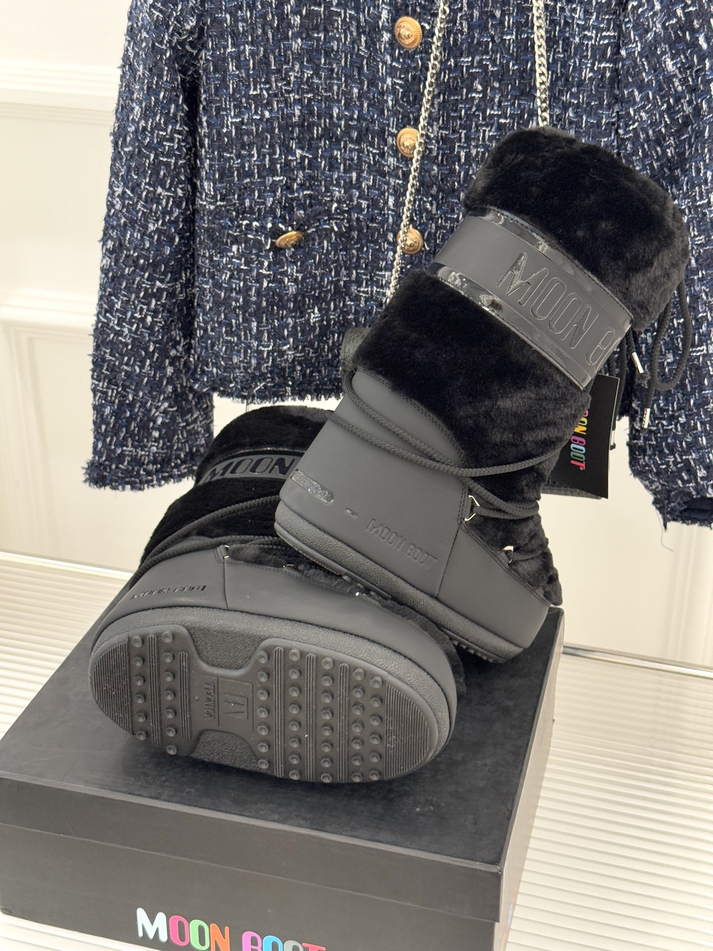 Moon Boot经典爆款滑雪月亮靴雪地靴系列当凛冽寒风裹着碎雪漫过雪原当滑雪道的弧线在纯白天地间延展月