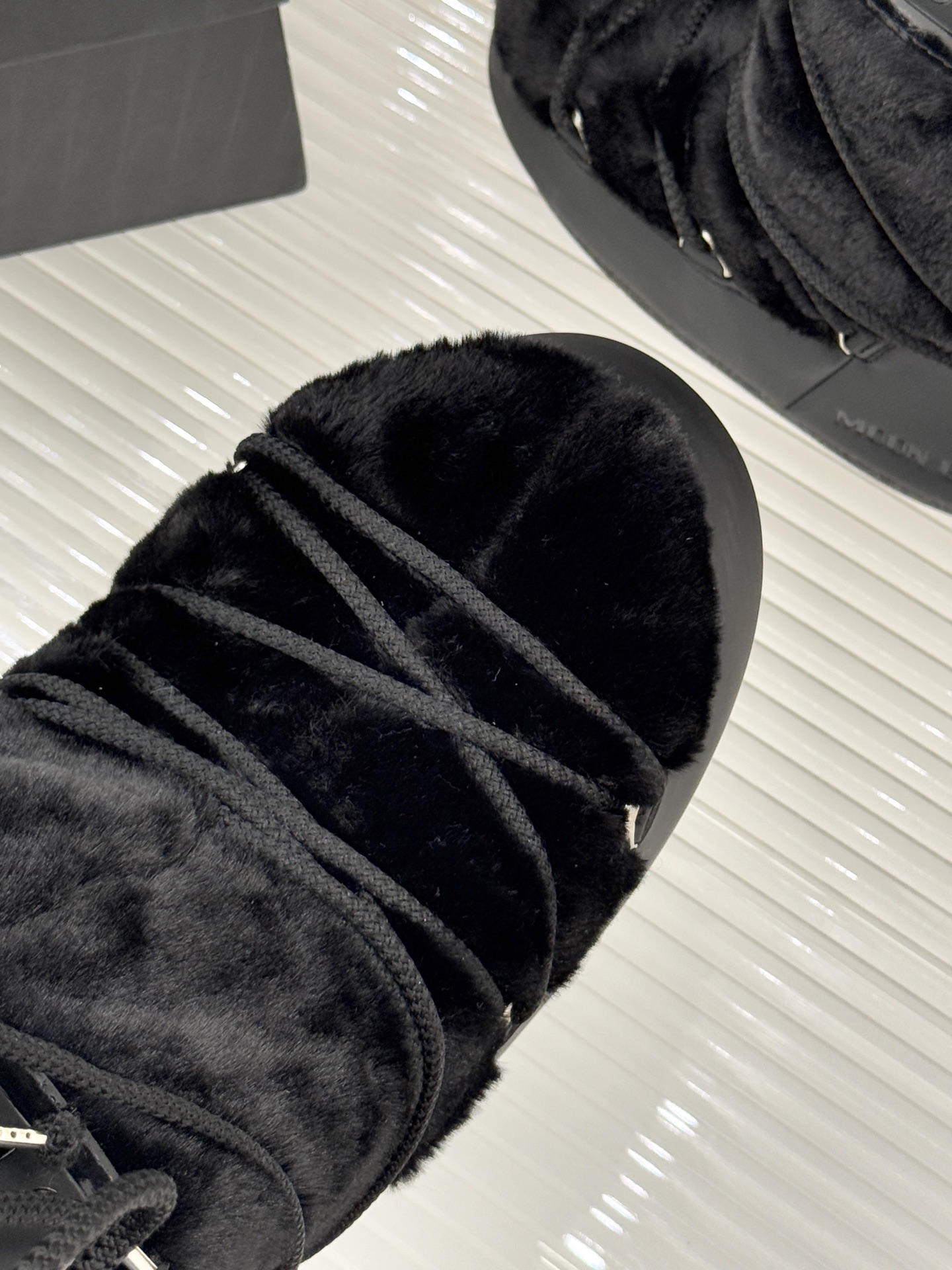 Moon Boot经典爆款滑雪月亮靴雪地靴系列当凛冽寒风裹着碎雪漫过雪原当滑雪道的弧线在纯白天地间延展月