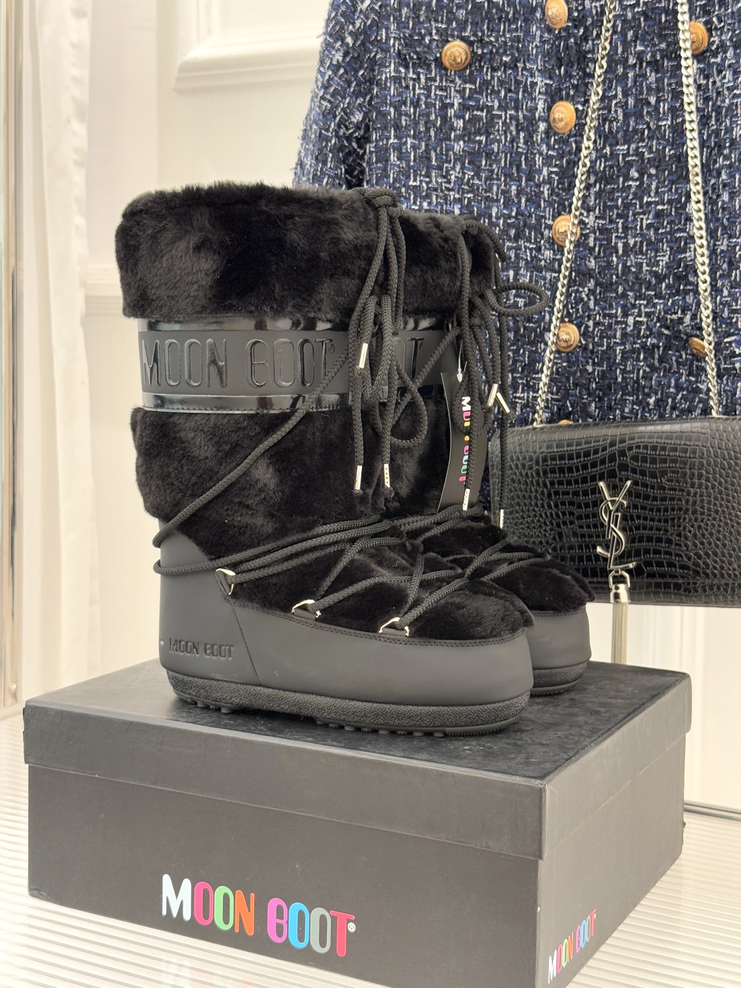 Moon Boot经典爆款滑雪月亮靴雪地靴系列当凛冽寒风裹着碎雪漫过雪原当滑雪道的弧线在纯白天地间延展月